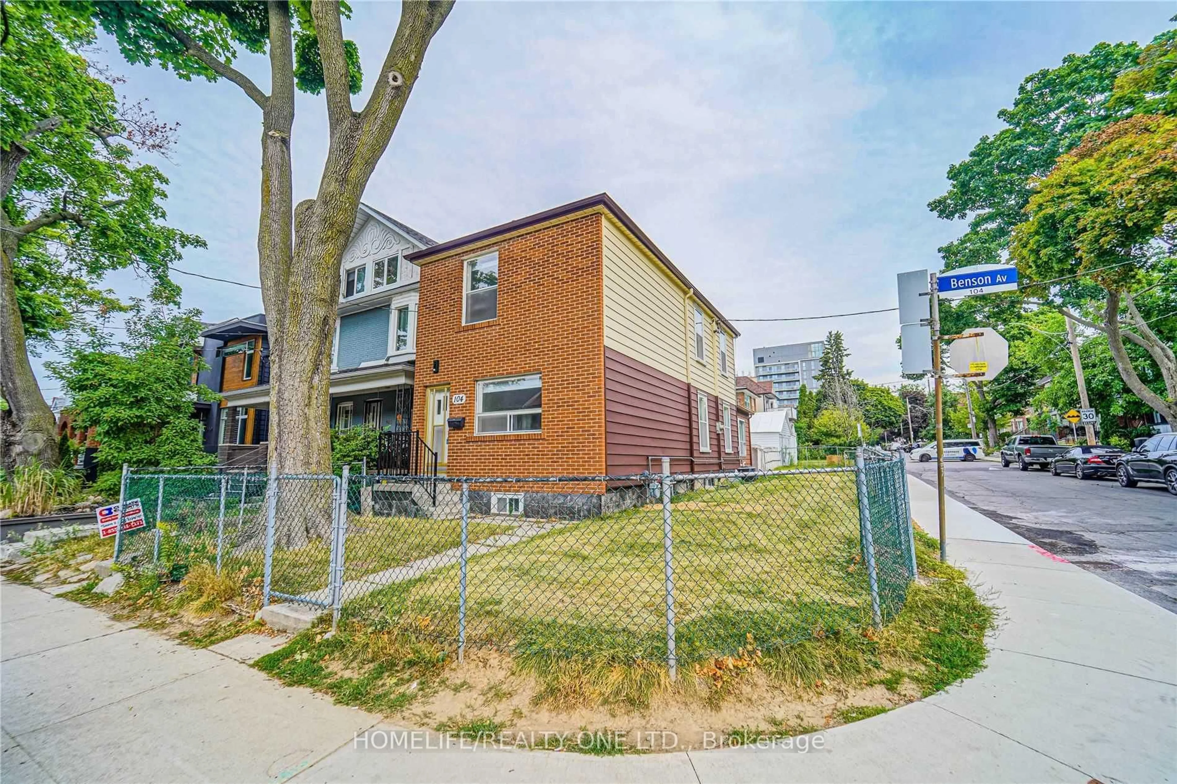 Unknown for 104 Benson Ave, Toronto Ontario M6G 2J1