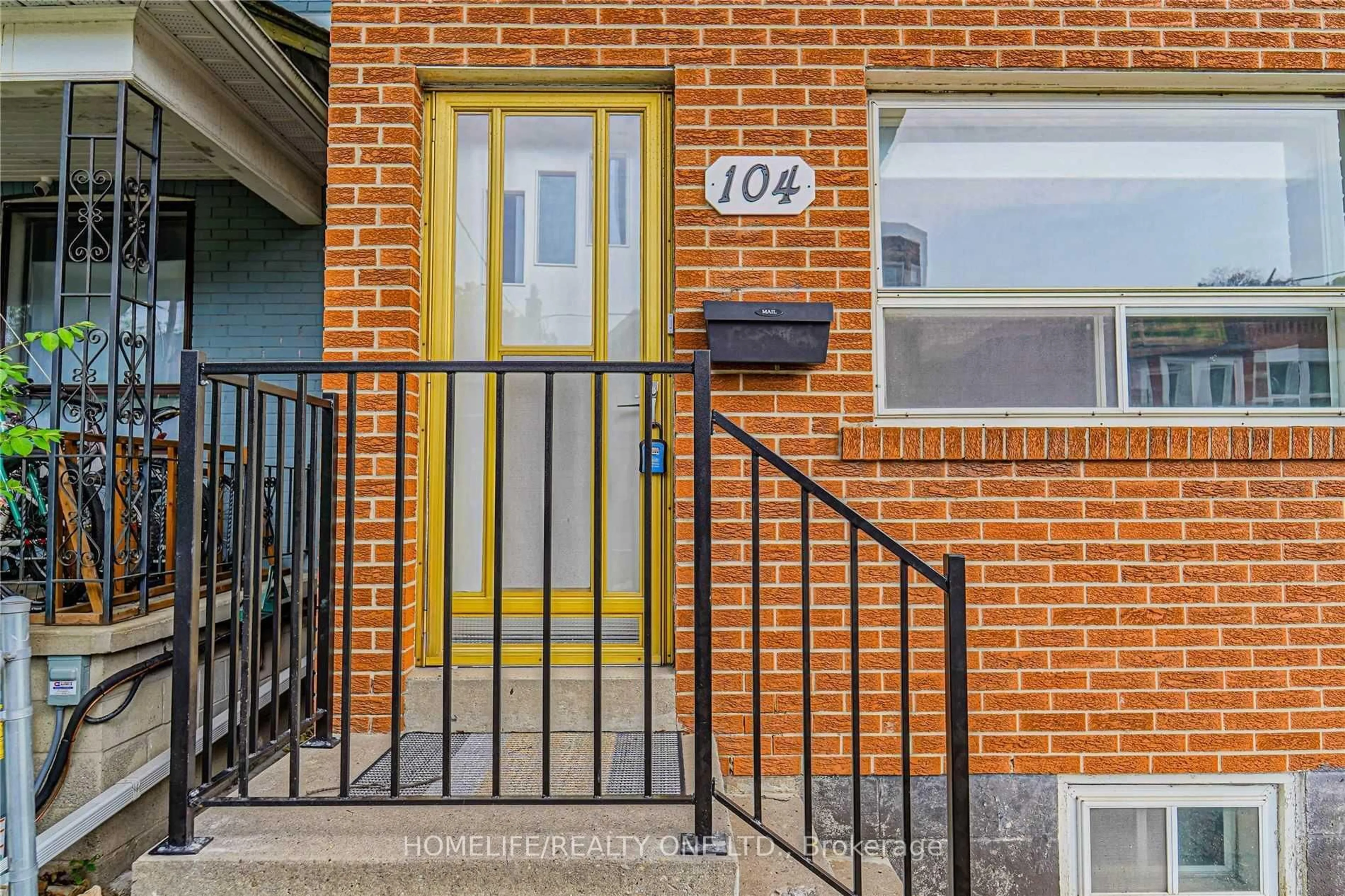 Unknown for 104 Benson Ave, Toronto Ontario M6G 2J1