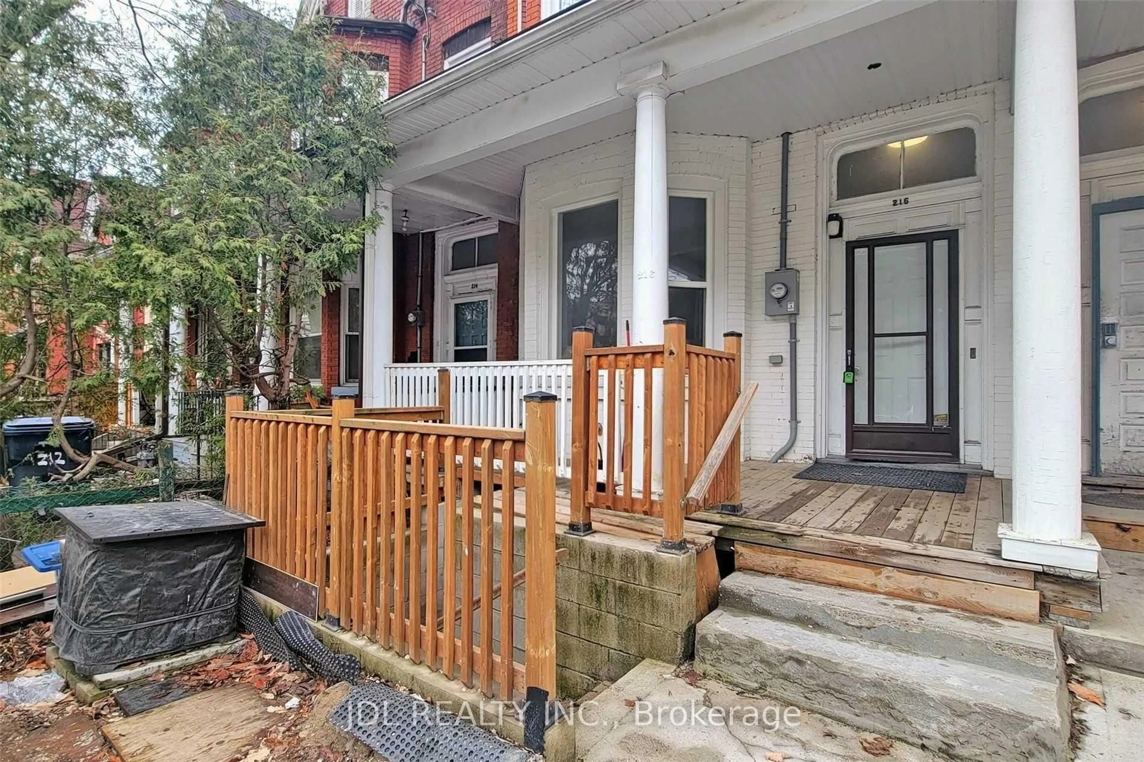 Indoor entryway for 216 Mc Caul St, Toronto Ontario M5T 1W5