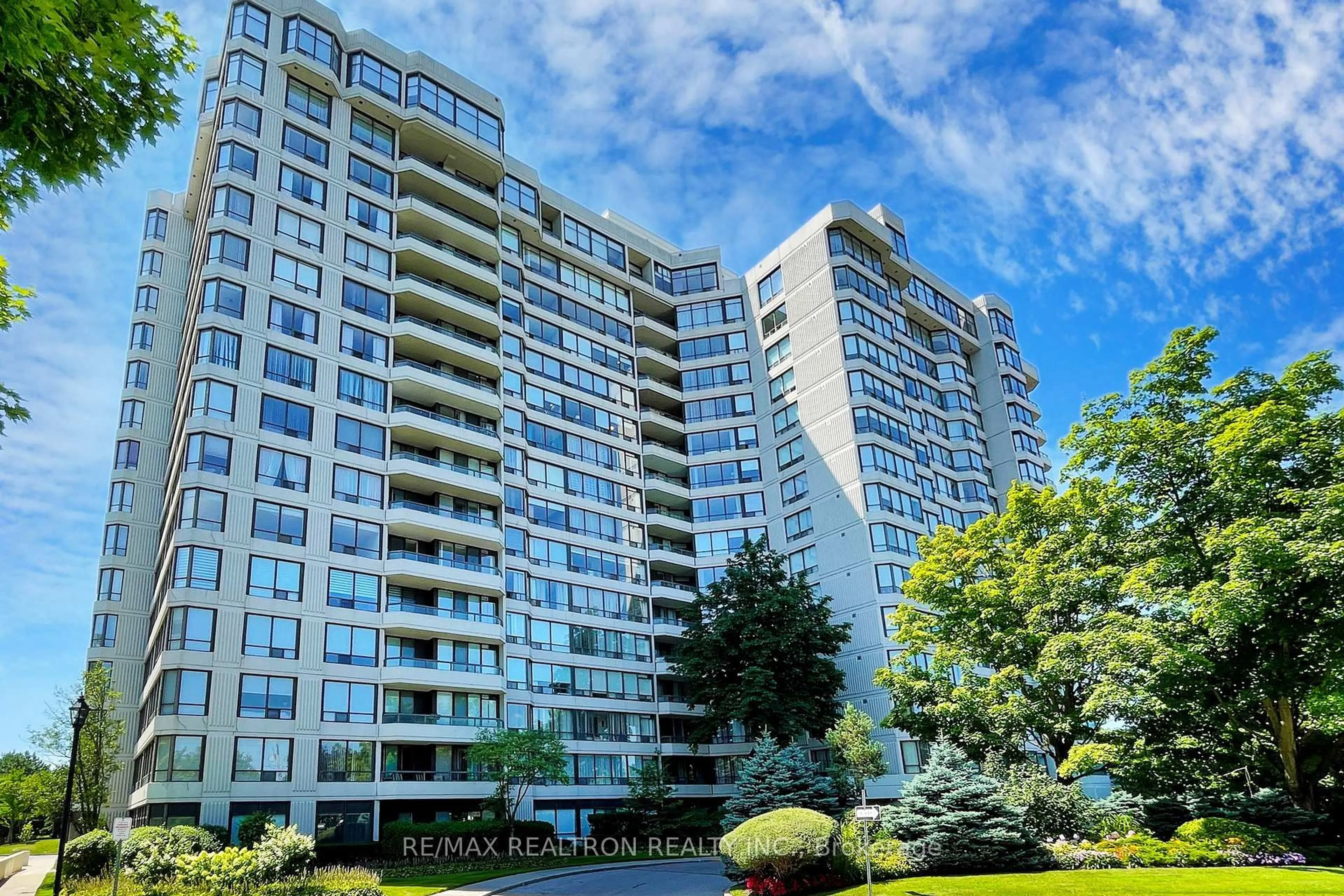 Patio, building for 1131 Steeles Ave #407, Toronto Ontario M2R 3W8