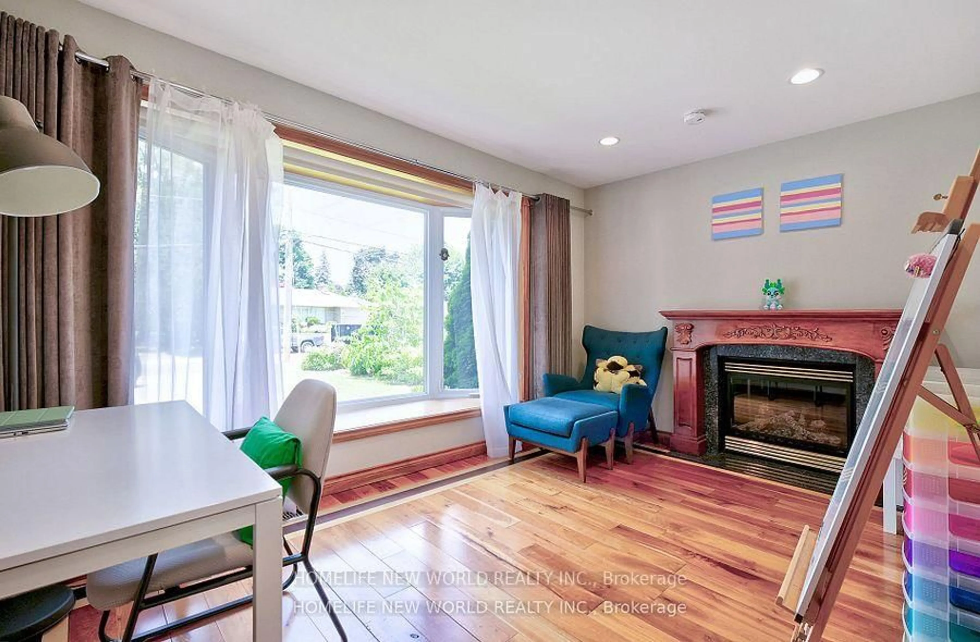 Living room with furniture, wood/laminate floor for 7 Sulgrave Cres, Toronto Ontario M2L 1W5