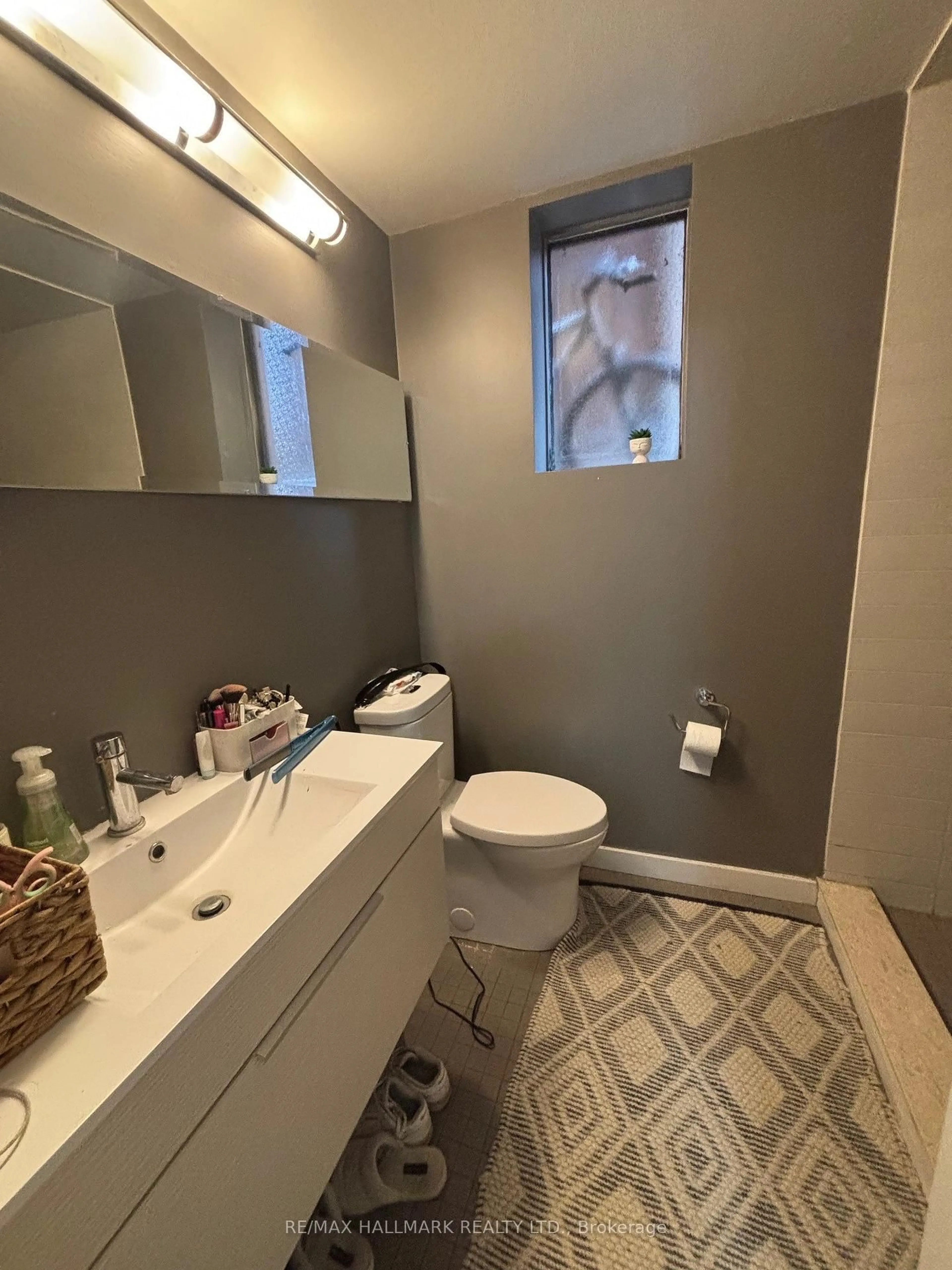 Standard bathroom, ceramic/tile floor for 97 Oriole Pkwy, Toronto Ontario M5P 2G7