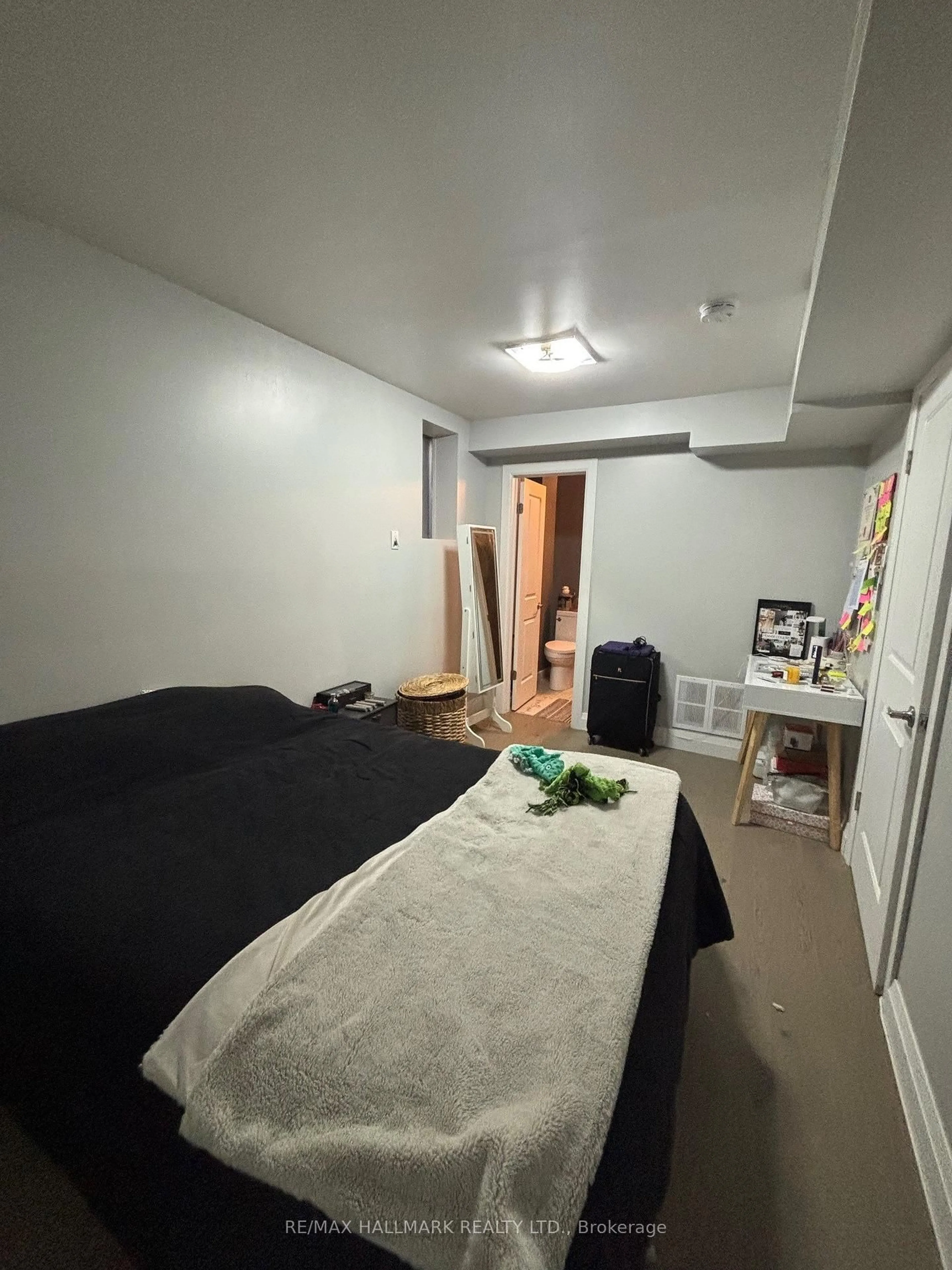 A pic of a room for 97 Oriole Pkwy, Toronto Ontario M5P 2G7