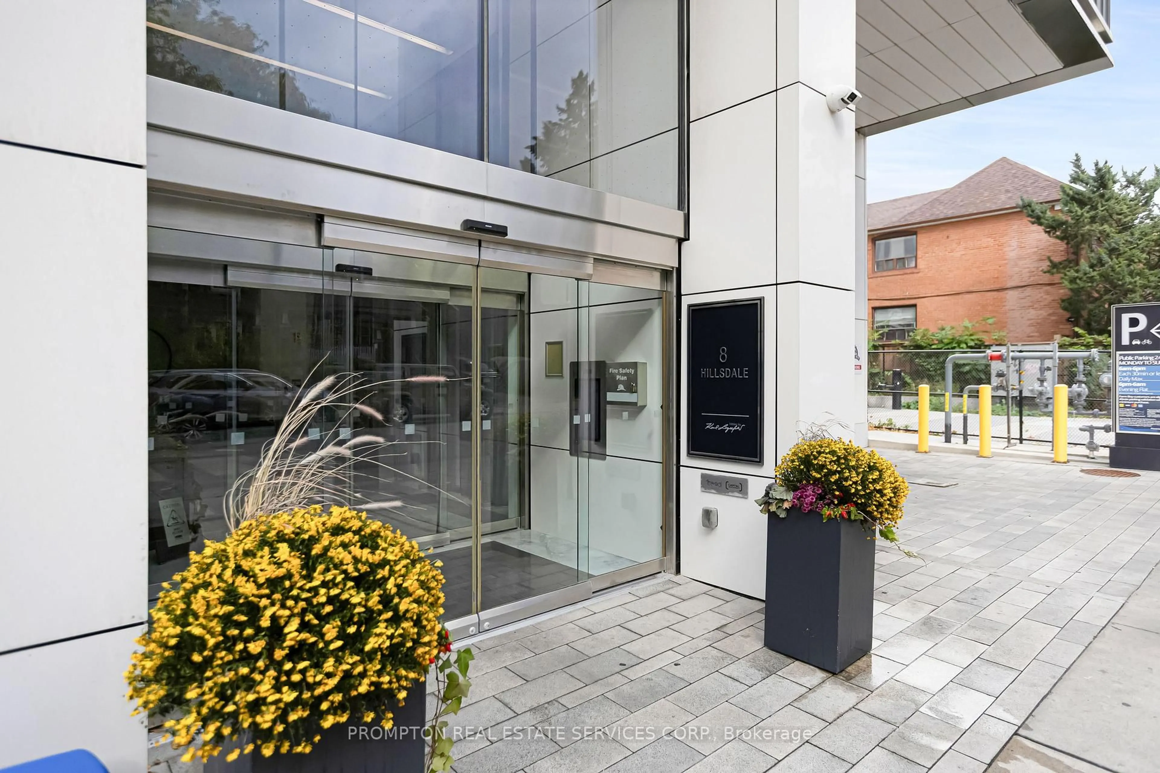 Indoor foyer for 8 Hillsdale Ave #1732, Toronto Ontario M4S 0B2