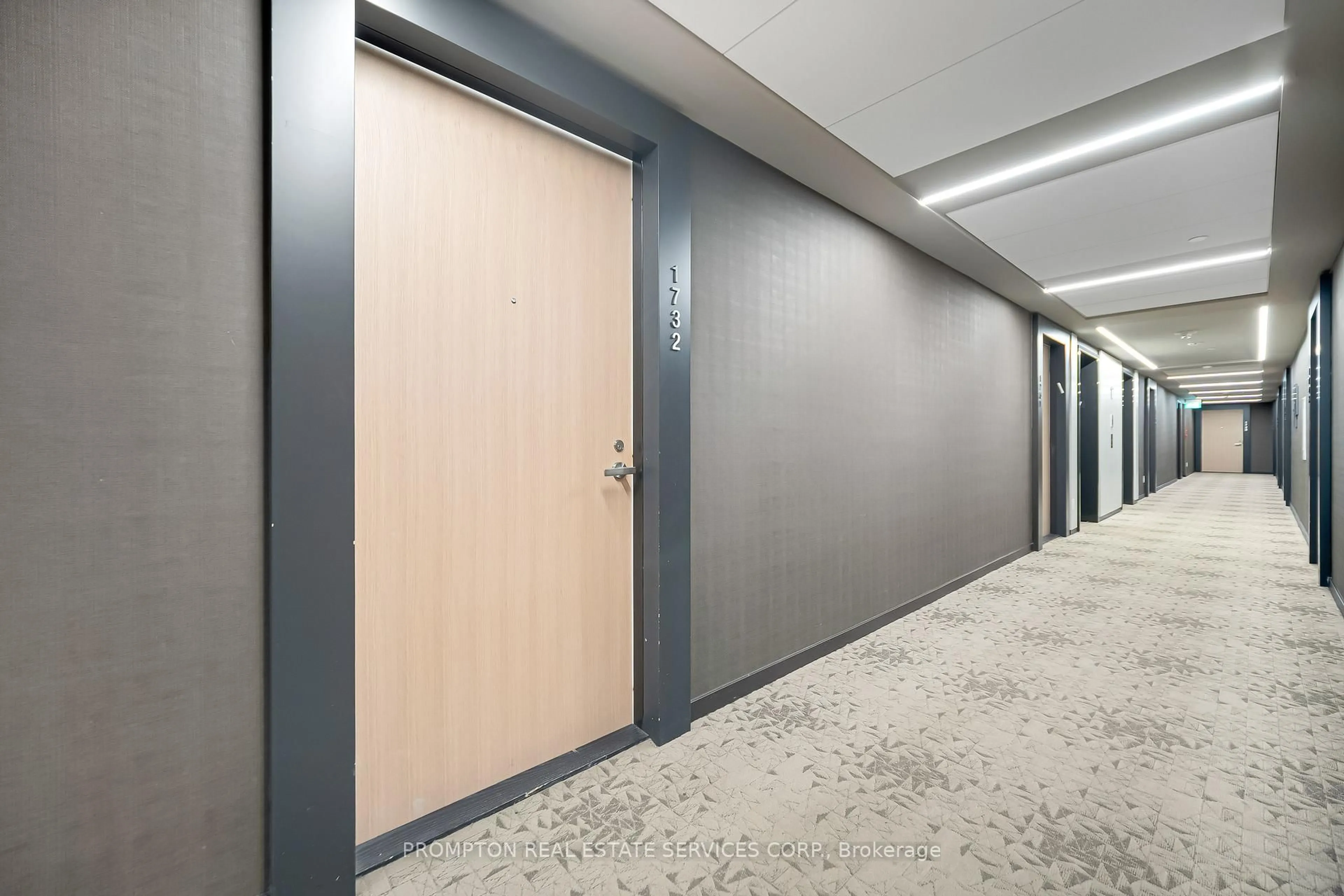 Indoor foyer for 8 Hillsdale Ave #1732, Toronto Ontario M4S 0B2