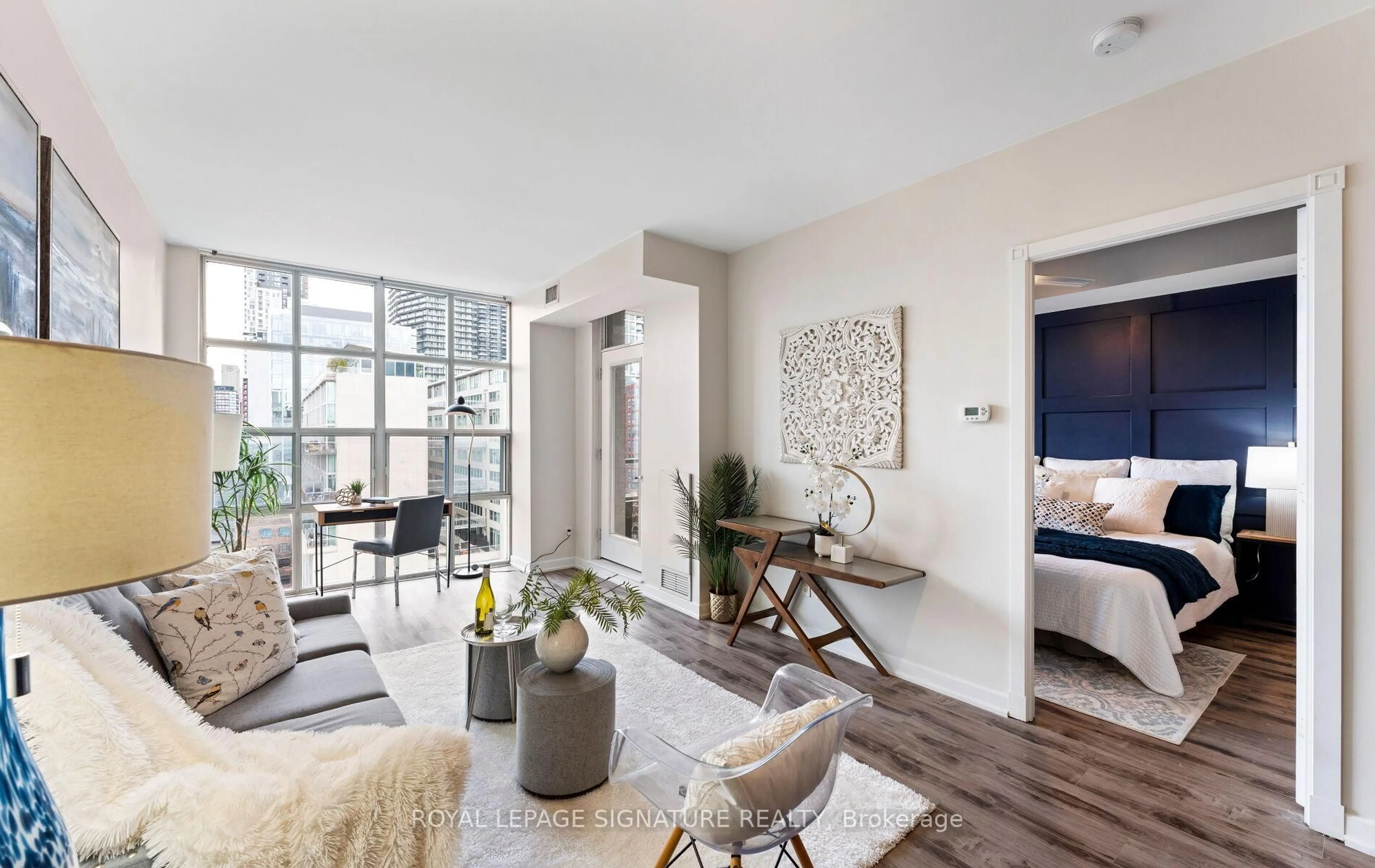 Living room with furniture, unknown for 438 Richmond St #1112, Toronto Ontario M5V 3S6