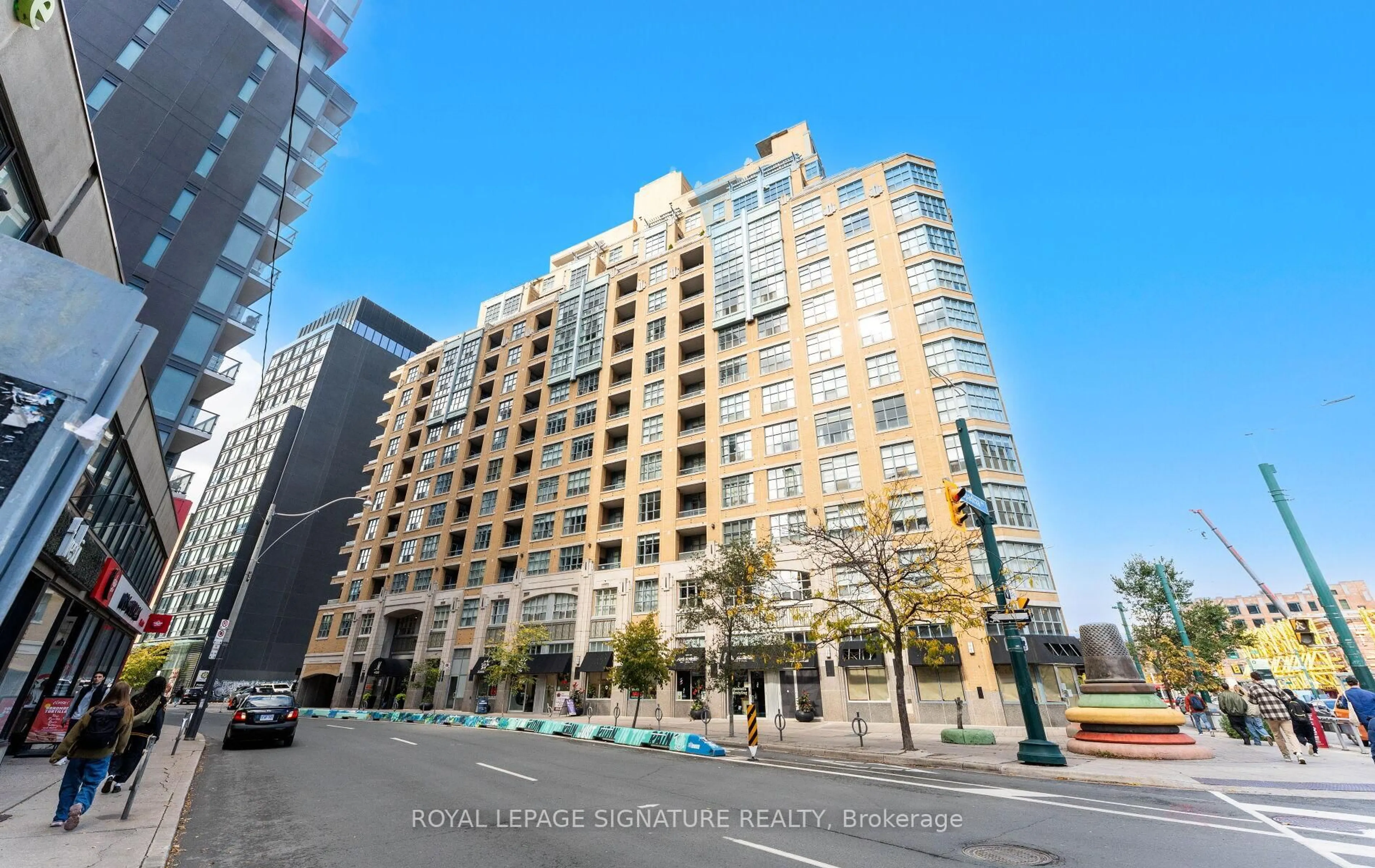 A pic from outside/outdoor area/front of a property/back of a property/a pic from drone, city buildings view from balcony for 438 Richmond St #1112, Toronto Ontario M5V 3S6
