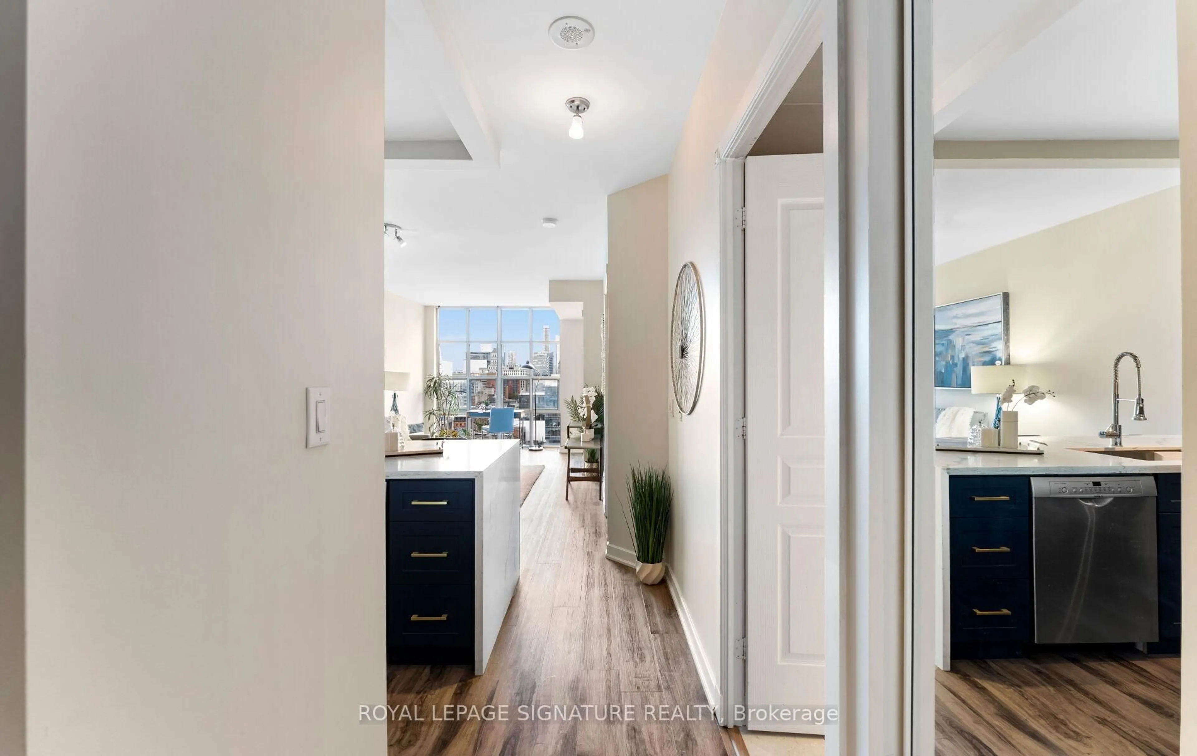 Indoor entryway for 438 Richmond St #1112, Toronto Ontario M5V 3S6