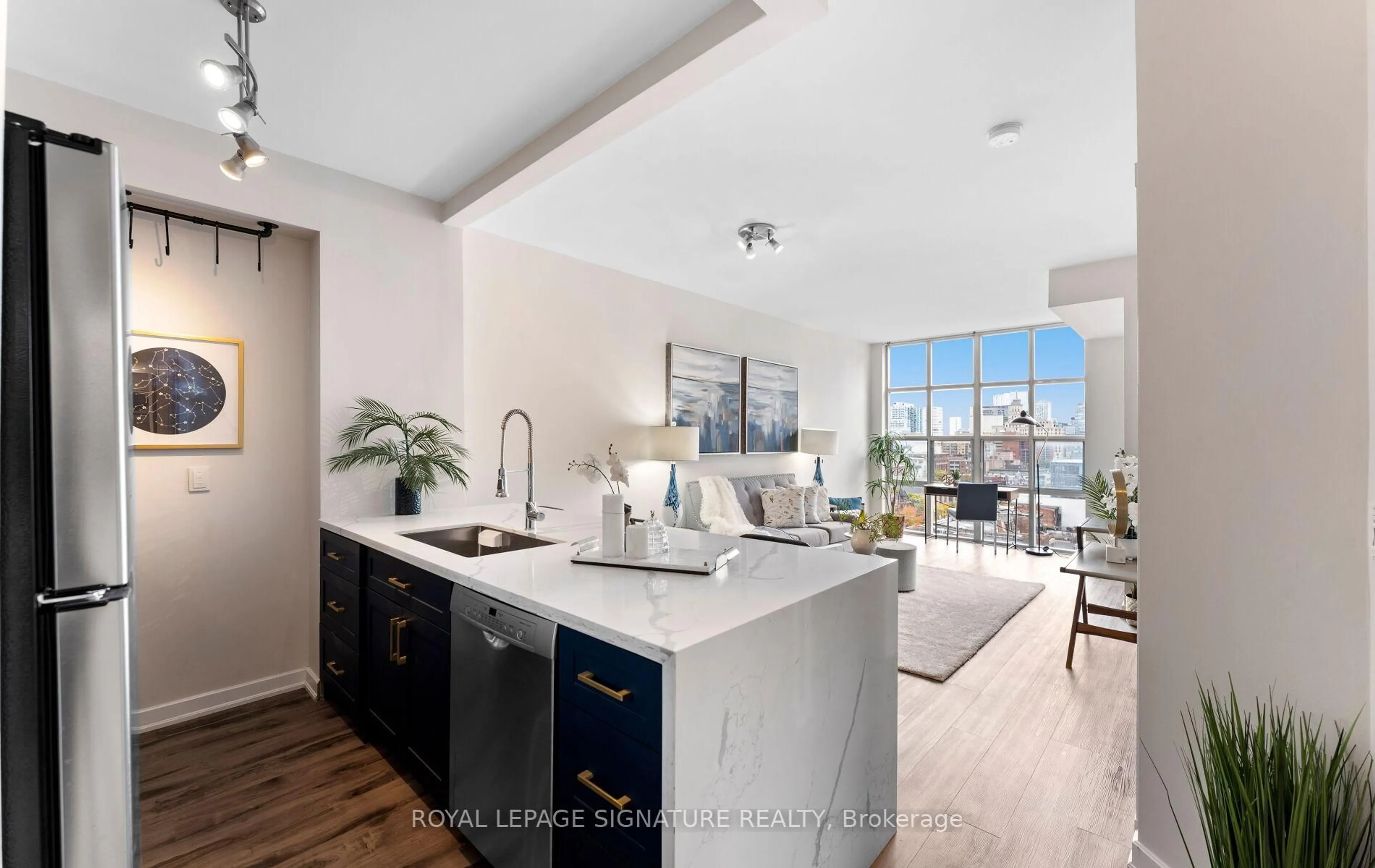 Open concept kitchen, unknown for 438 Richmond St #1112, Toronto Ontario M5V 3S6