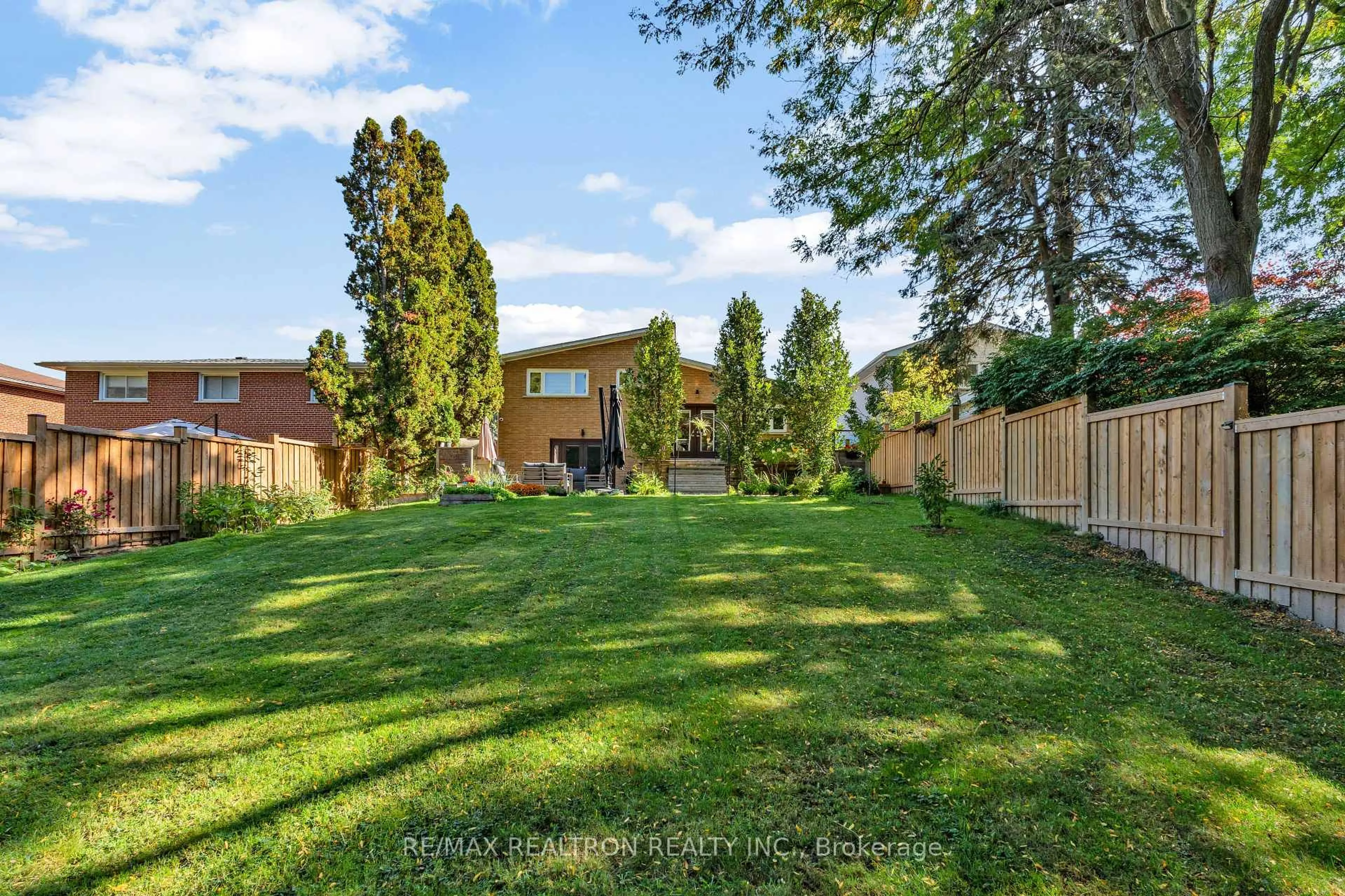 A pic from outside/outdoor area/front of a property/back of a property/a pic from drone, unknown for 105 Rockford Rd, Toronto Ontario M2R 3A9