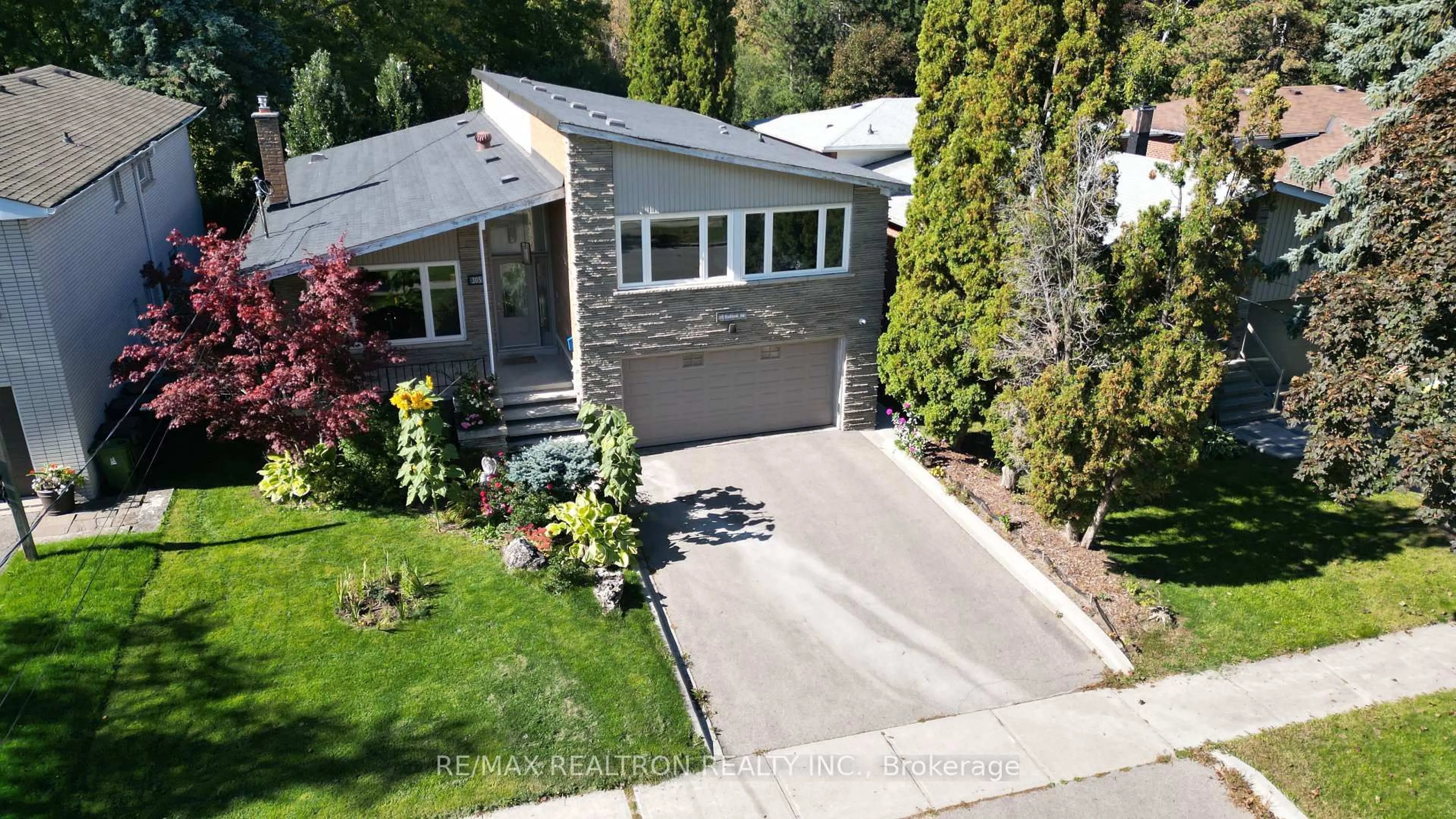 A pic from outside/outdoor area/front of a property/back of a property/a pic from drone, street for 105 Rockford Rd, Toronto Ontario M2R 3A9