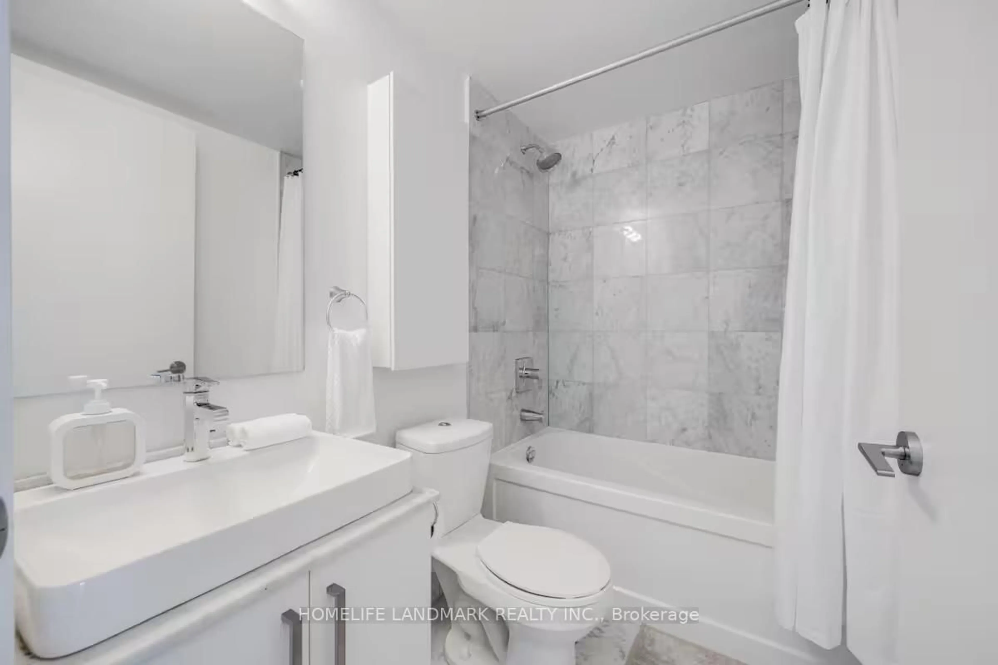 Standard bathroom, ceramic/tile floor for 12 York St #3206, Toronto Ontario M5J 0A9