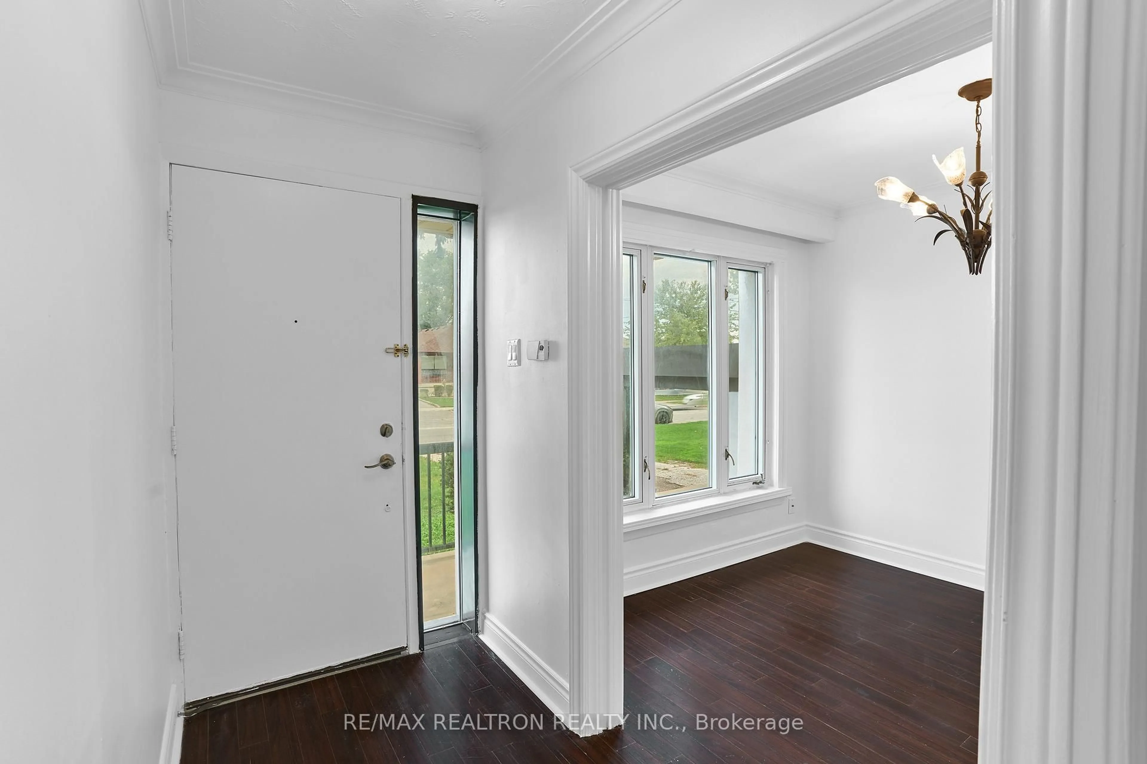 Indoor entryway for 135 Regina Ave, Toronto Ontario M6A 1R8