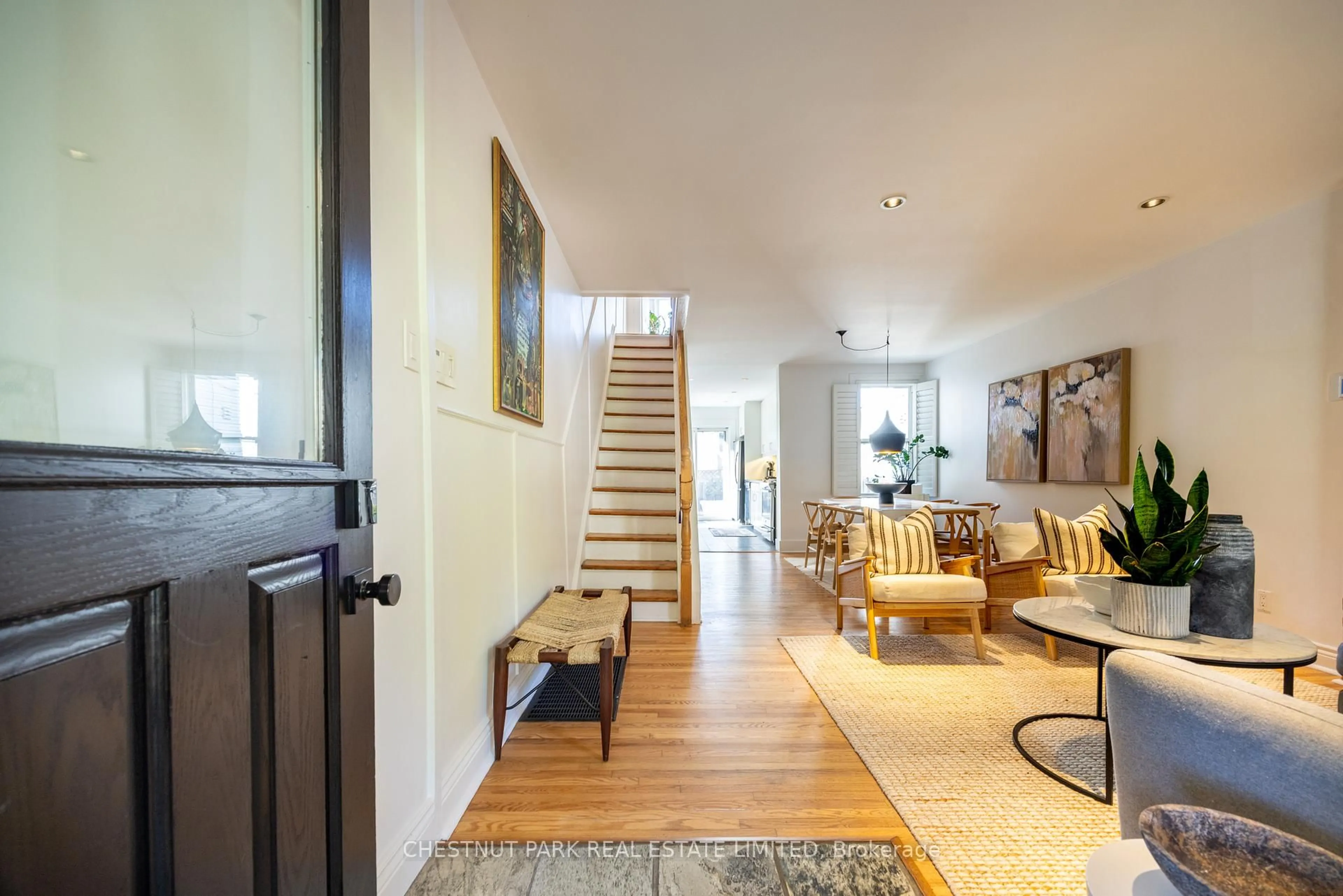 Indoor entryway for 470 Clinton St, Toronto Ontario M6G 2Z4