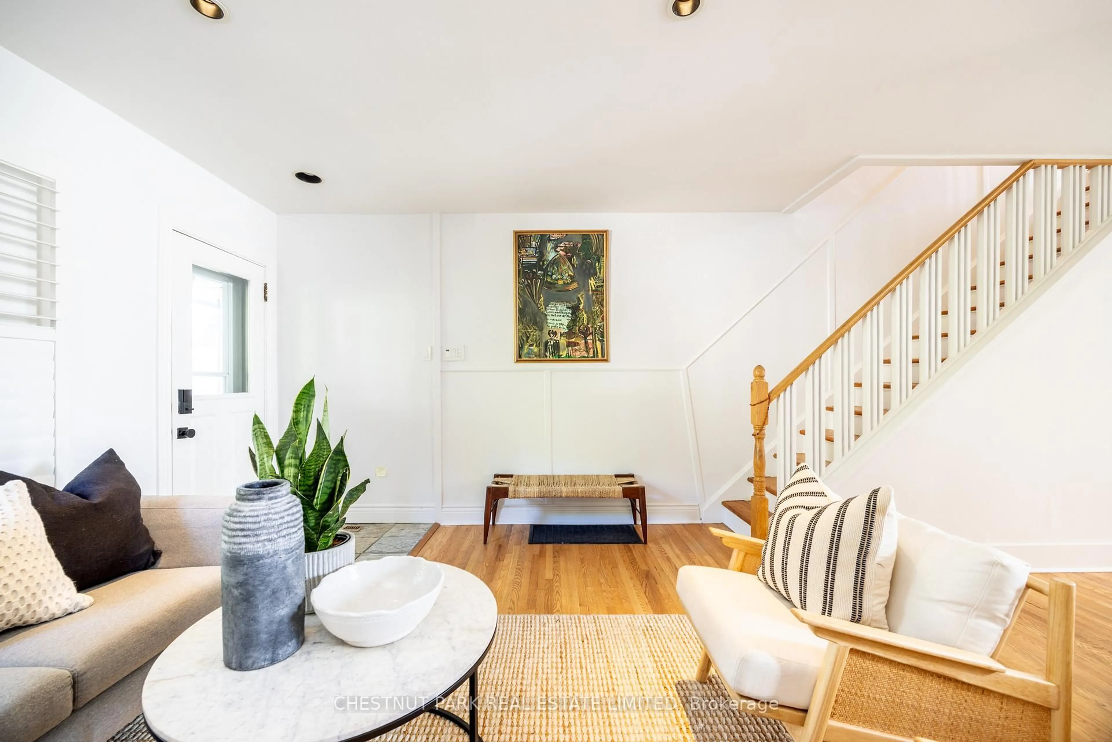 Indoor entryway for 470 Clinton St, Toronto Ontario M6G 2Z4