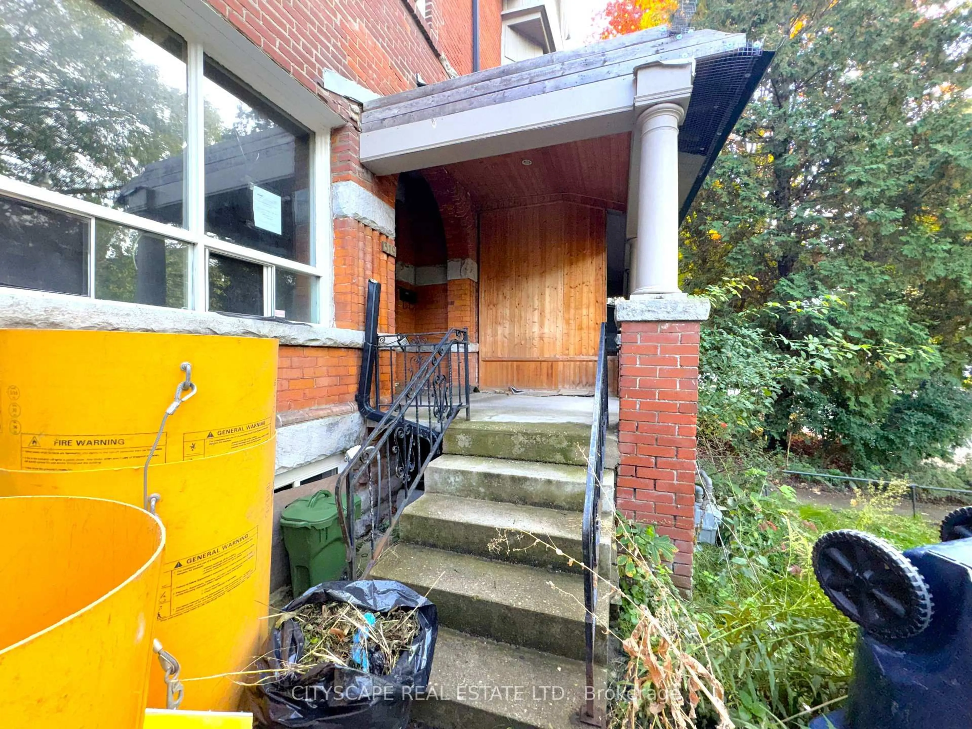 Unknown for 319 Crawford St, Toronto Ontario M6J 2V7