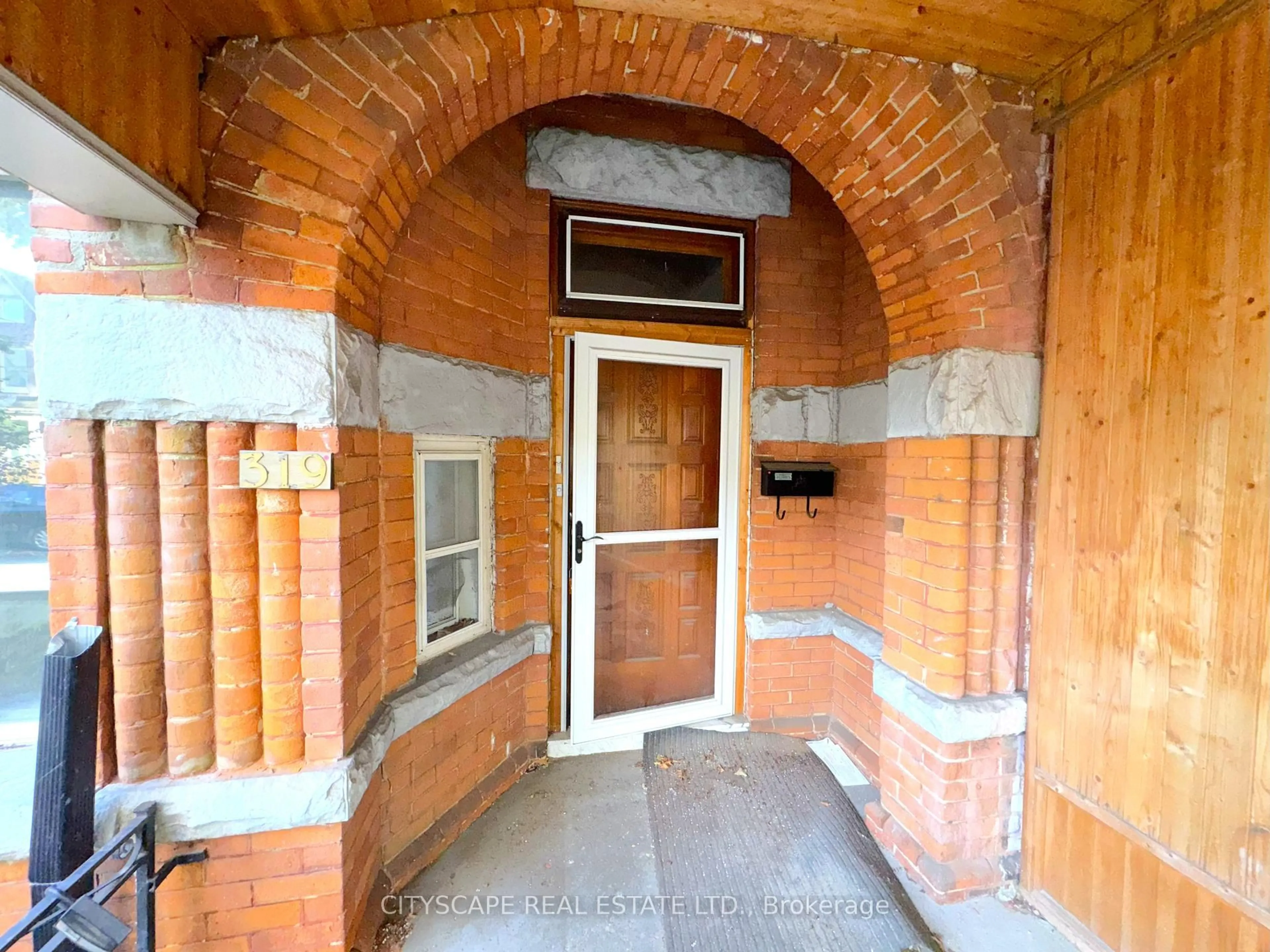 Indoor foyer for 319 Crawford St, Toronto Ontario M6J 2V7