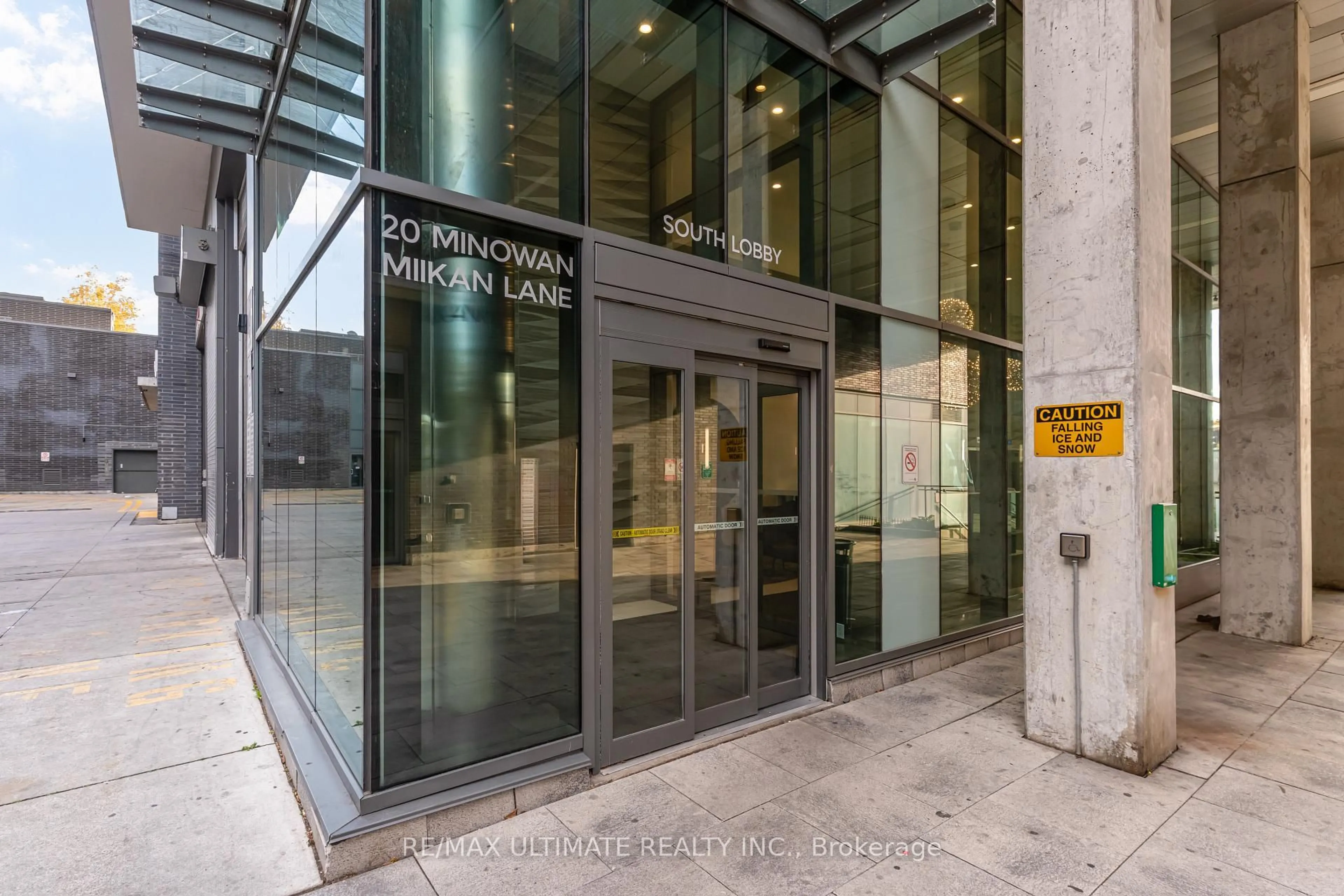 Indoor foyer for 20 Minowan Miikan Lane #808, Toronto Ontario M6J 0E5