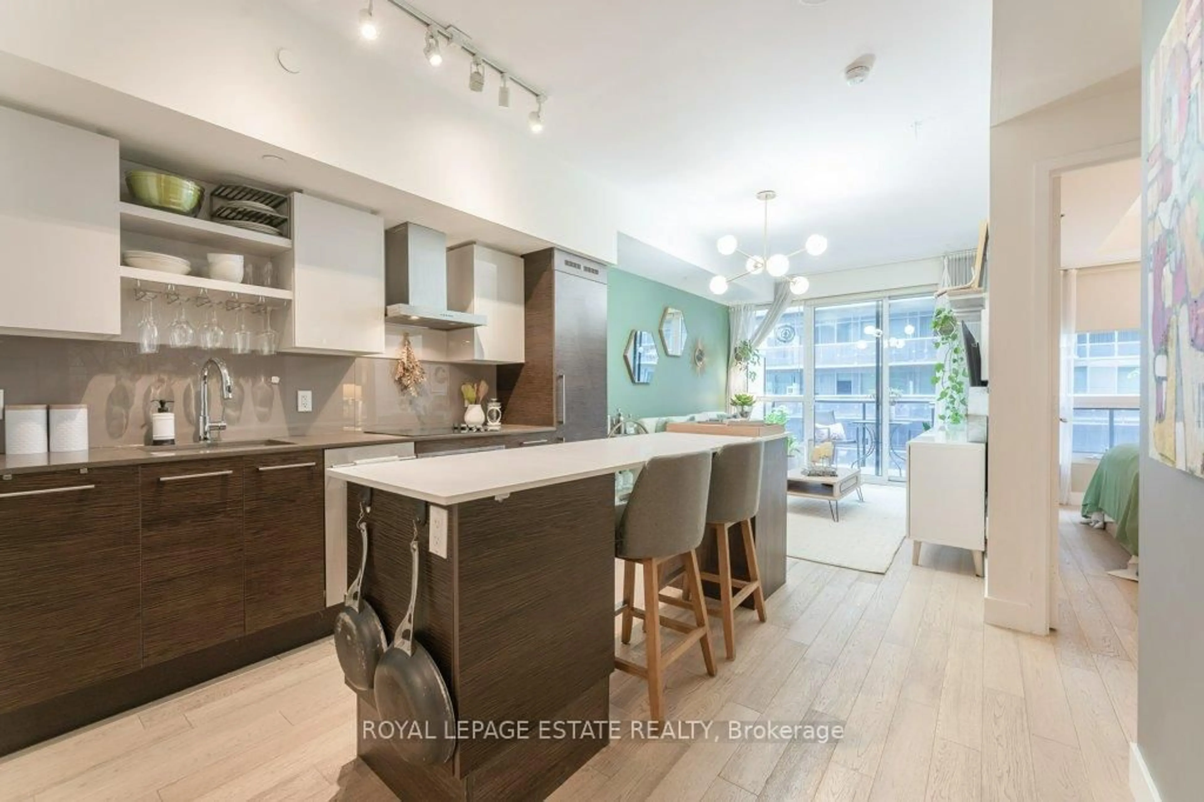 Open concept kitchen, ceramic/tile floor for 1030 King St #922, Toronto Ontario M6K 0B4