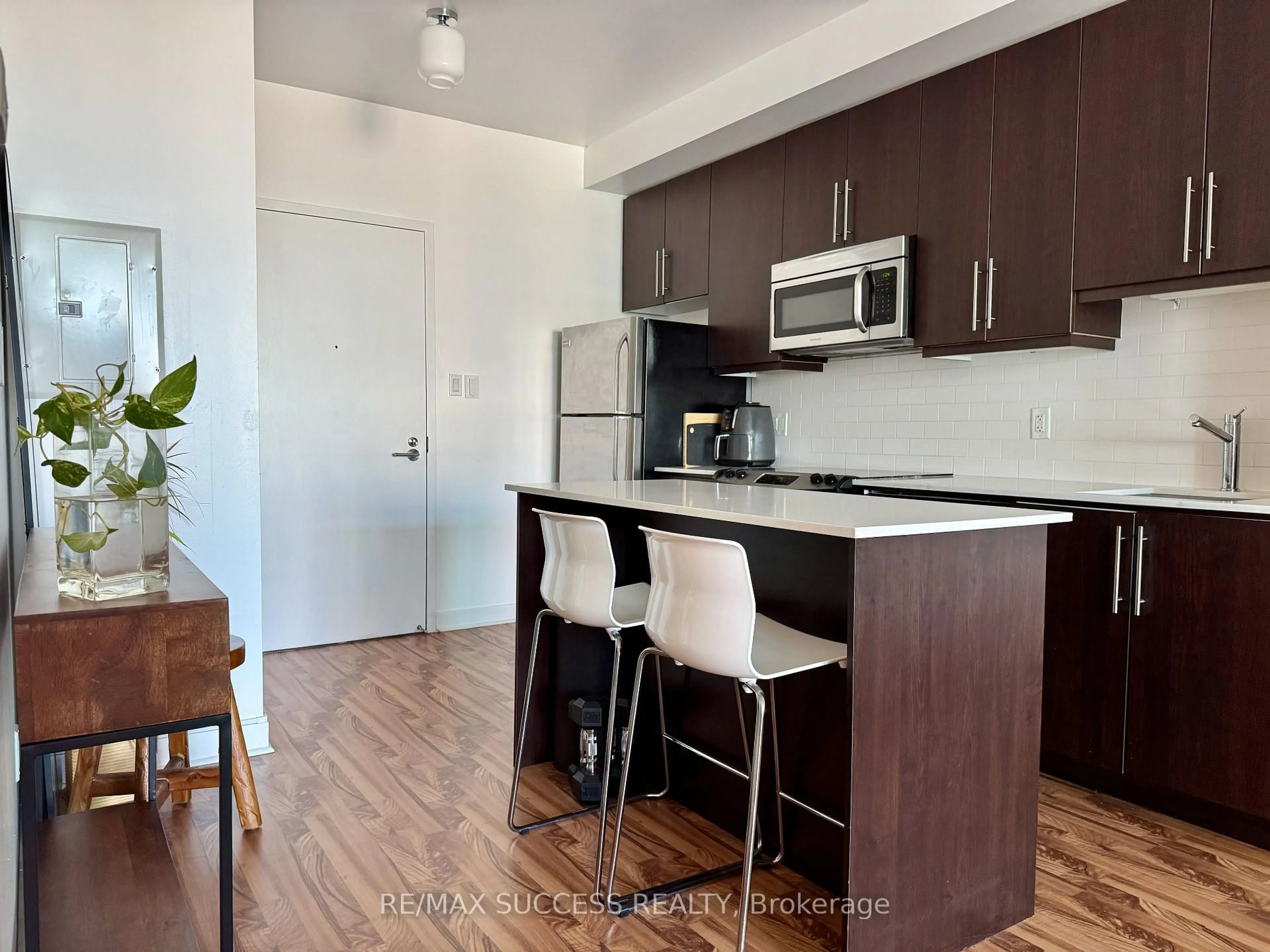 Unknown for 1171 Queen St #1605, Toronto Ontario M6J 0A5
