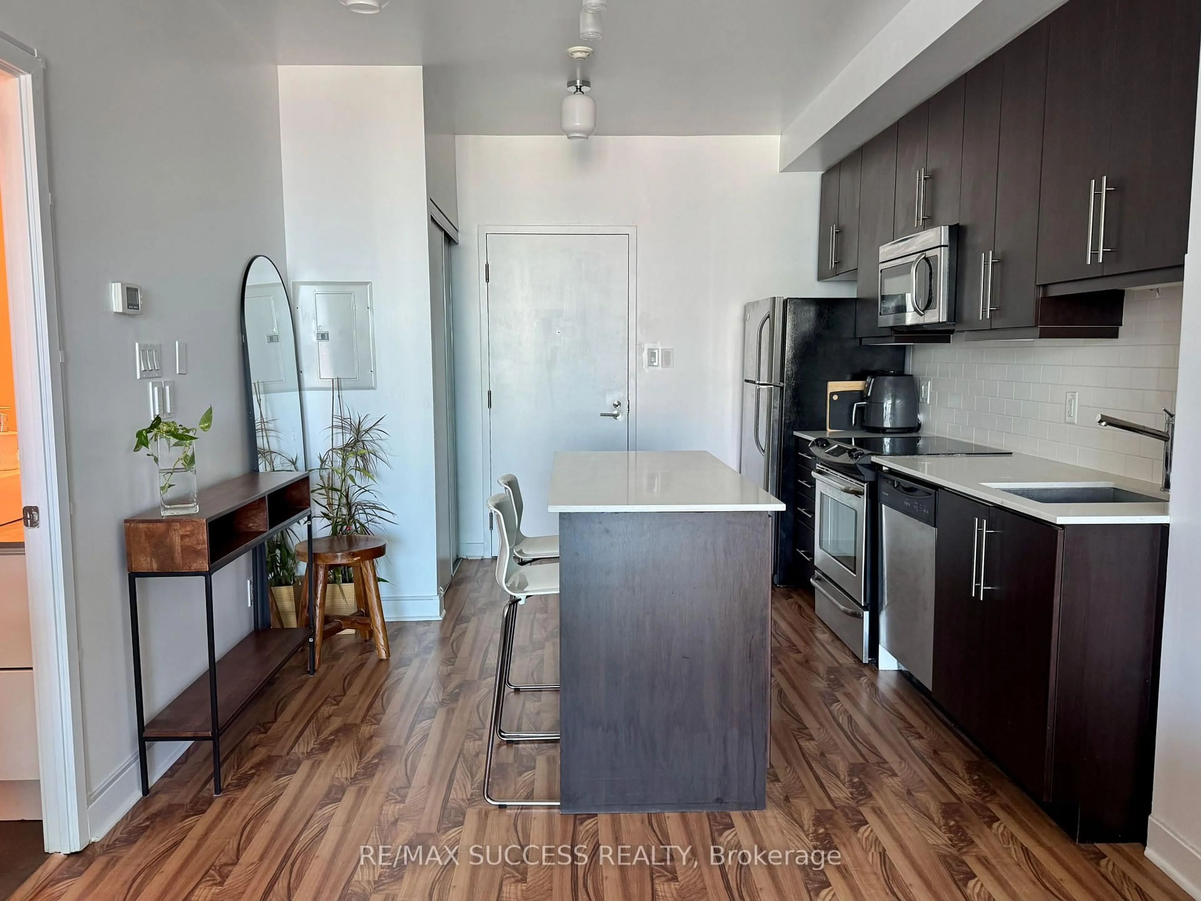 Open concept kitchen, unknown for 1171 Queen St #1605, Toronto Ontario M6J 0A5