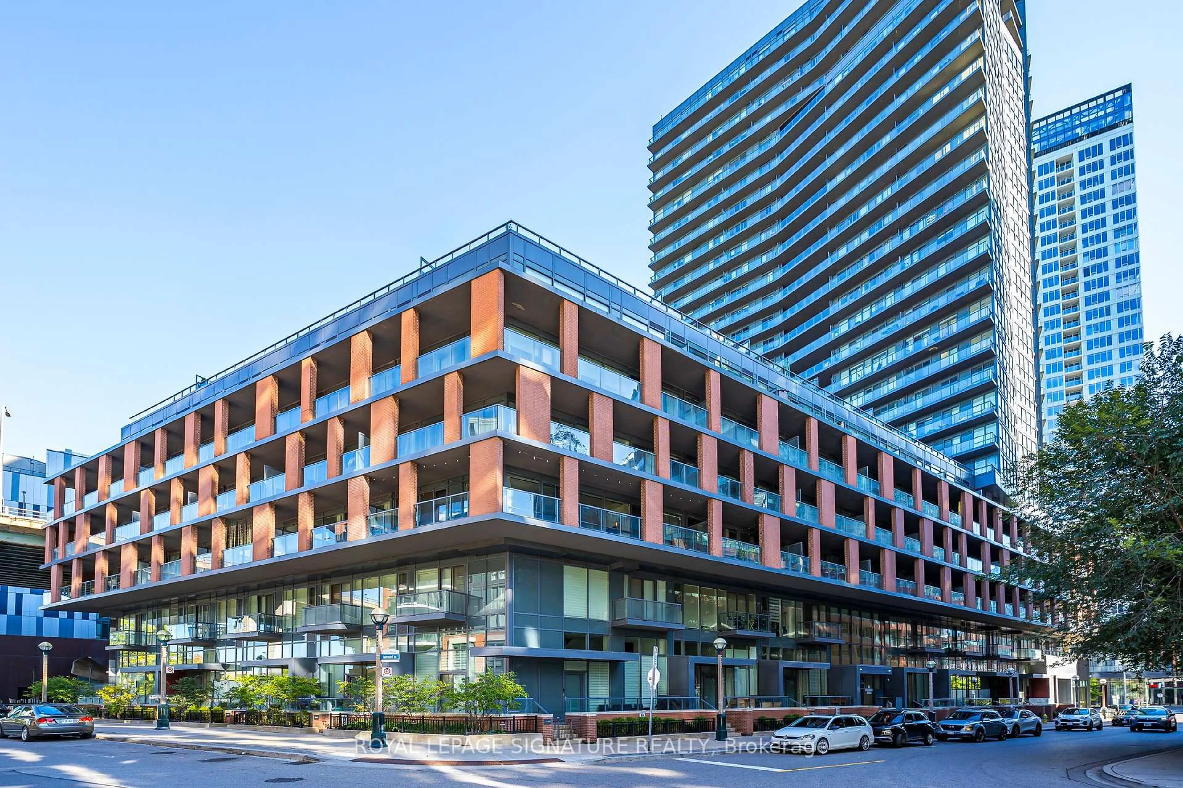 Patio, building for 20 Bruyeres Mews #TH05, Toronto Ontario M5V 0G8