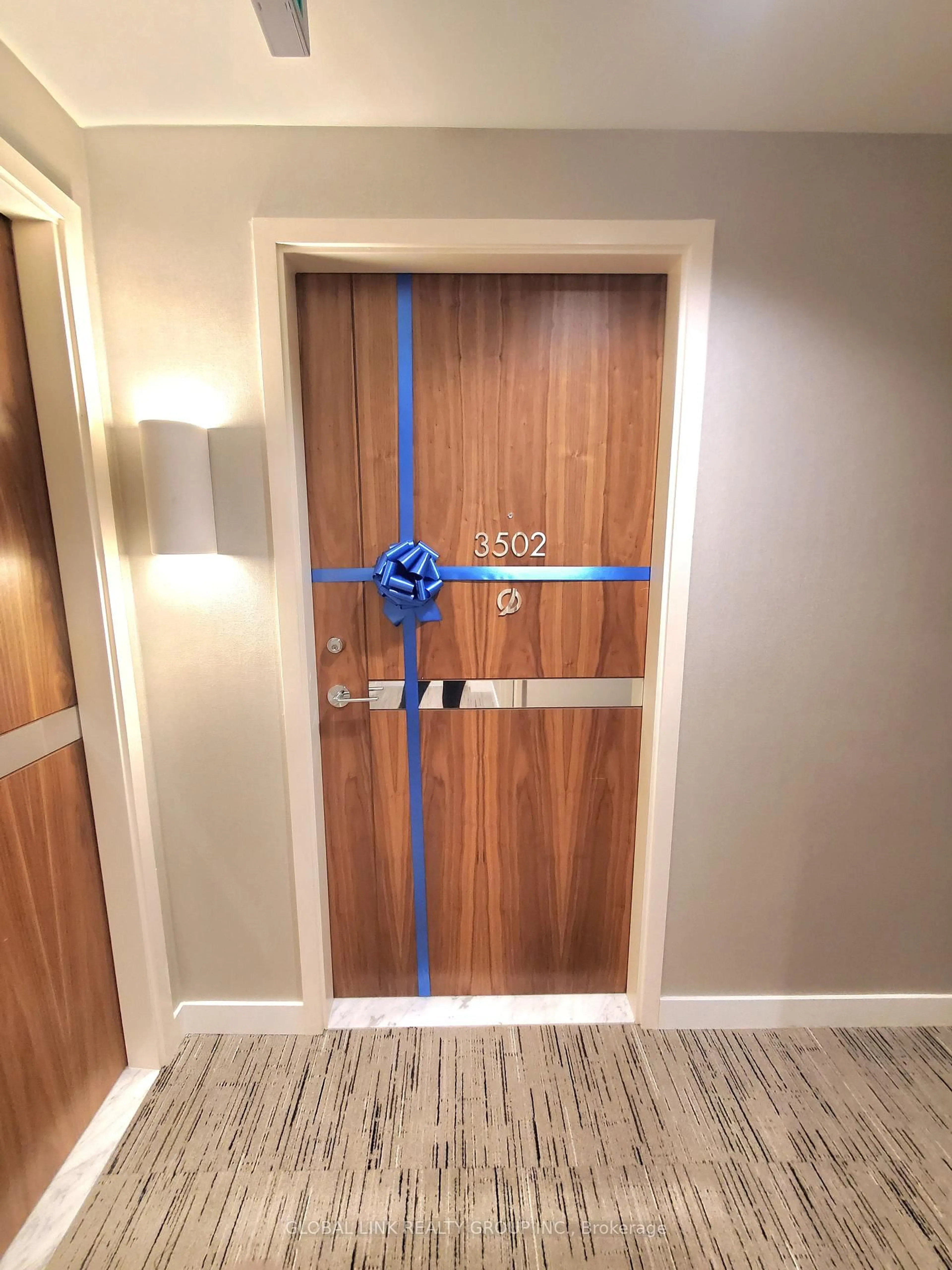 Indoor foyer for 95 Mcmahon Dr #3502, Toronto Ontario M2K 0H2