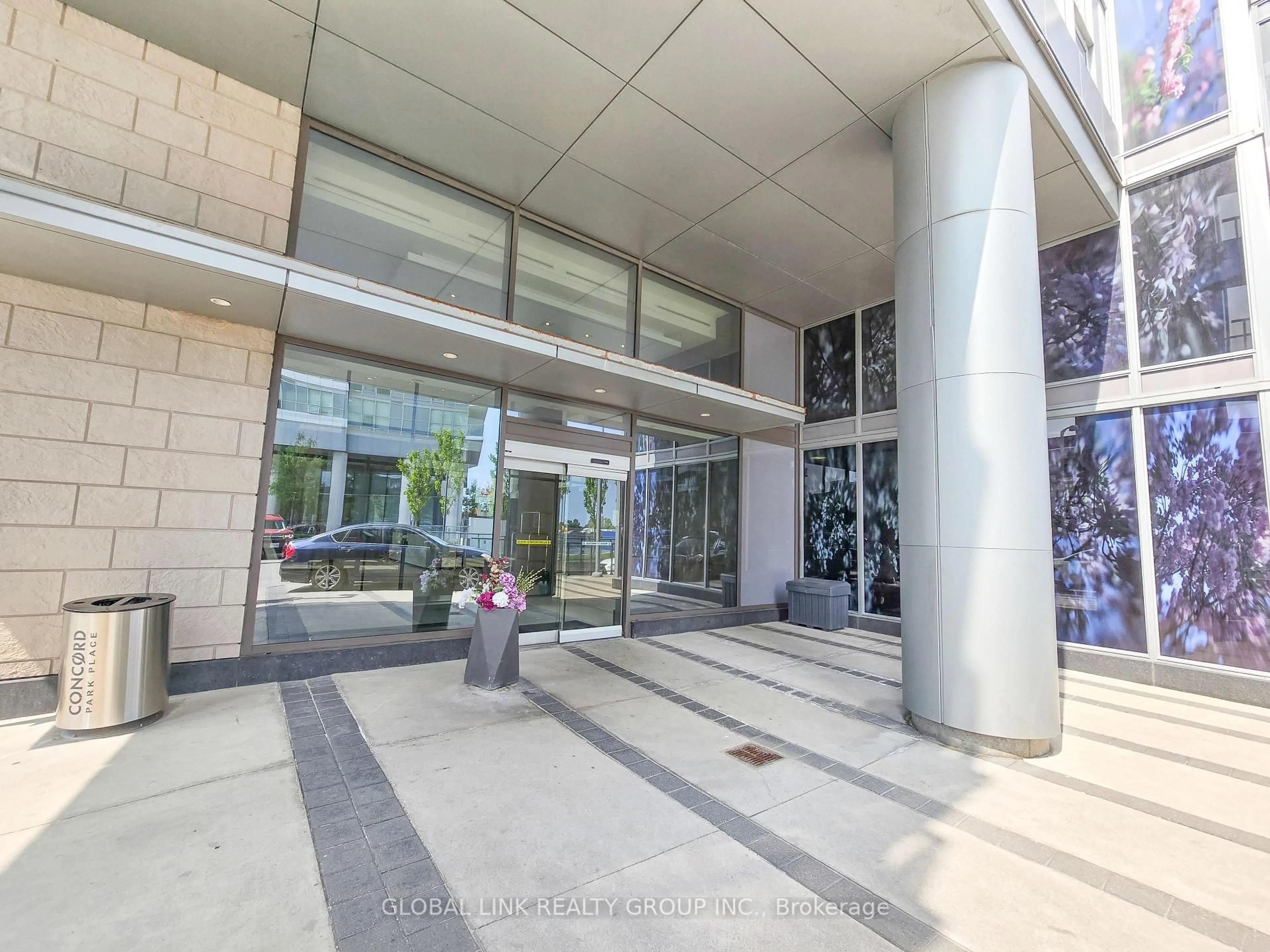 Indoor foyer for 121 Mcmahon Dr #915, Toronto Ontario M2K 0C1