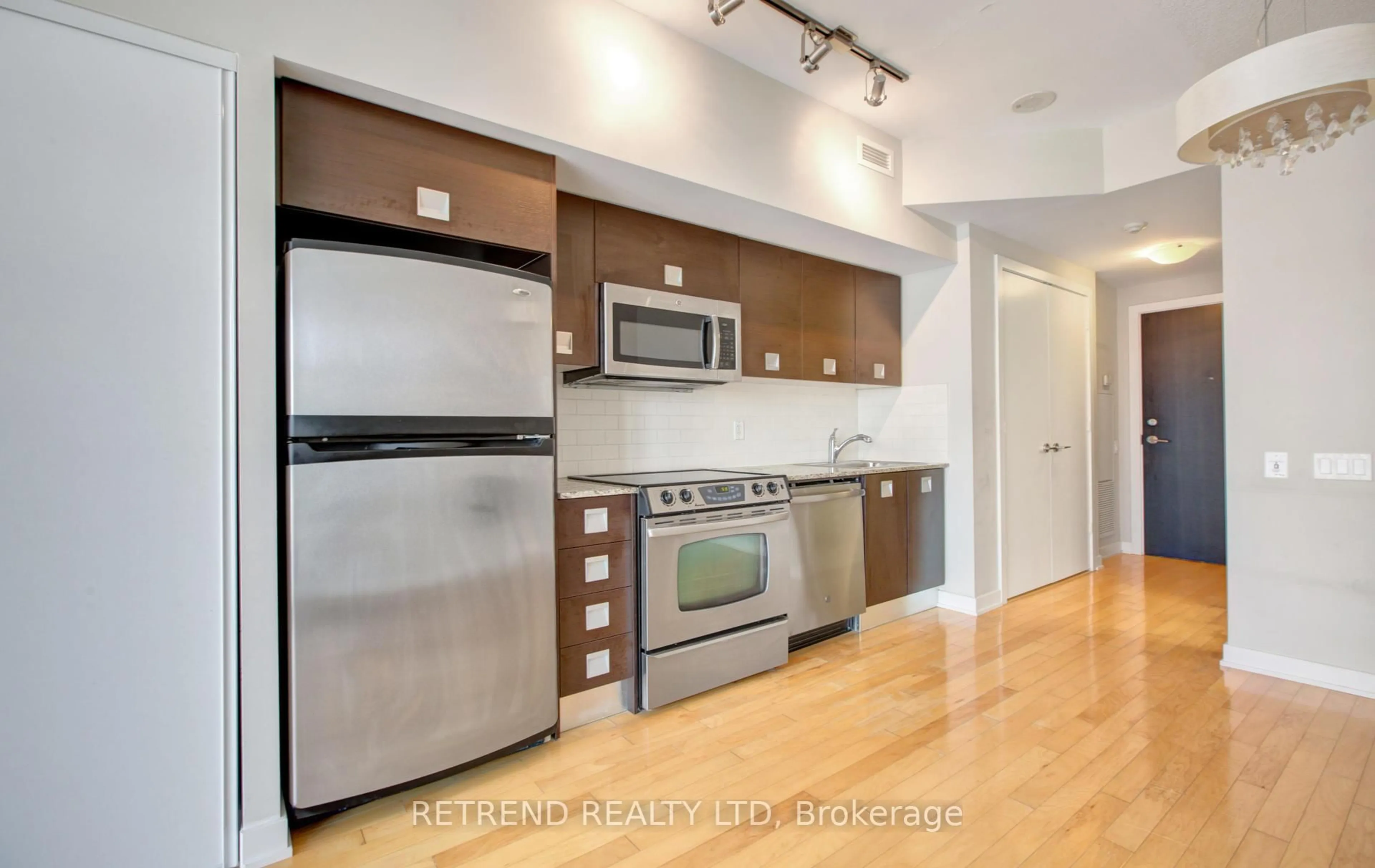 Standard kitchen, wood/laminate floor for 33 Charles St #1010, Toronto Ontario M4Y 0B7