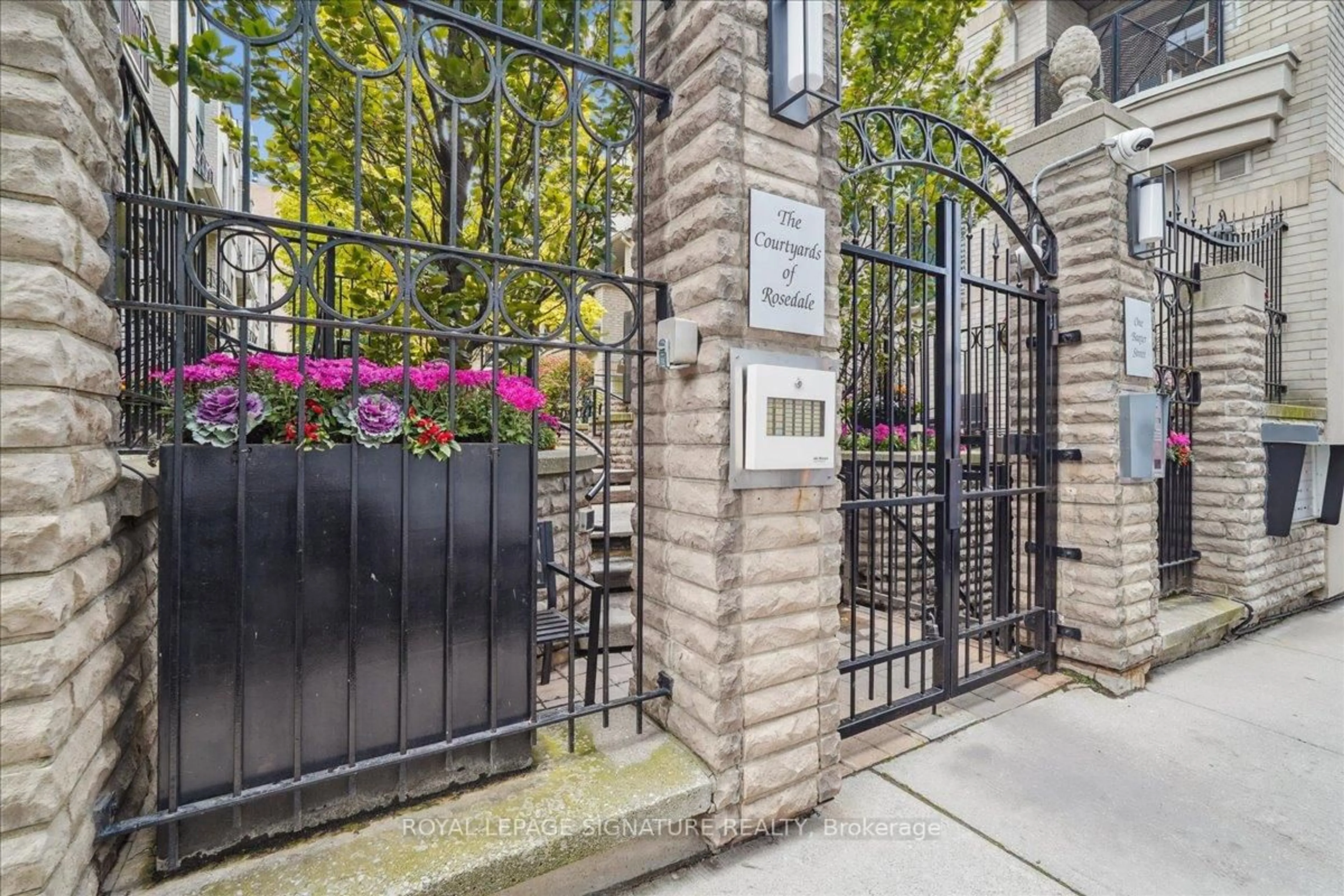 Indoor entryway for 1 Baxter St #6, Toronto Ontario M4W 3W1