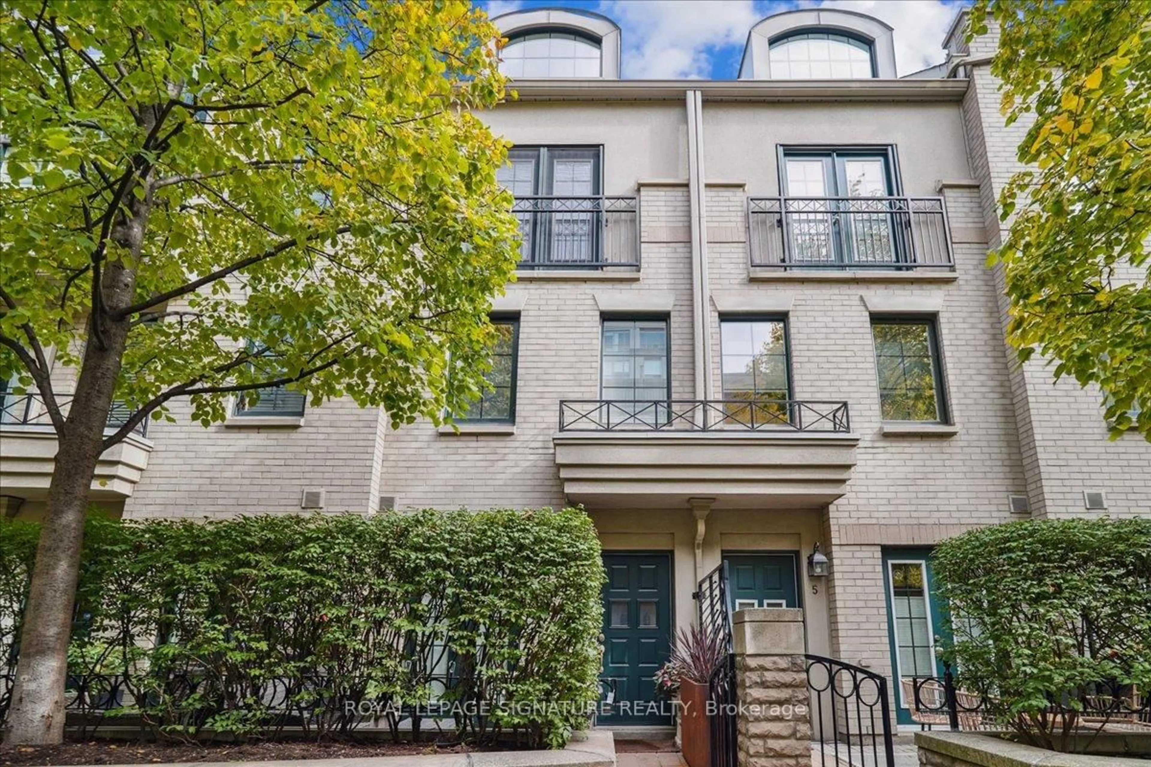 Home with brick exterior material, street for 1 Baxter St #6, Toronto Ontario M4W 3W1