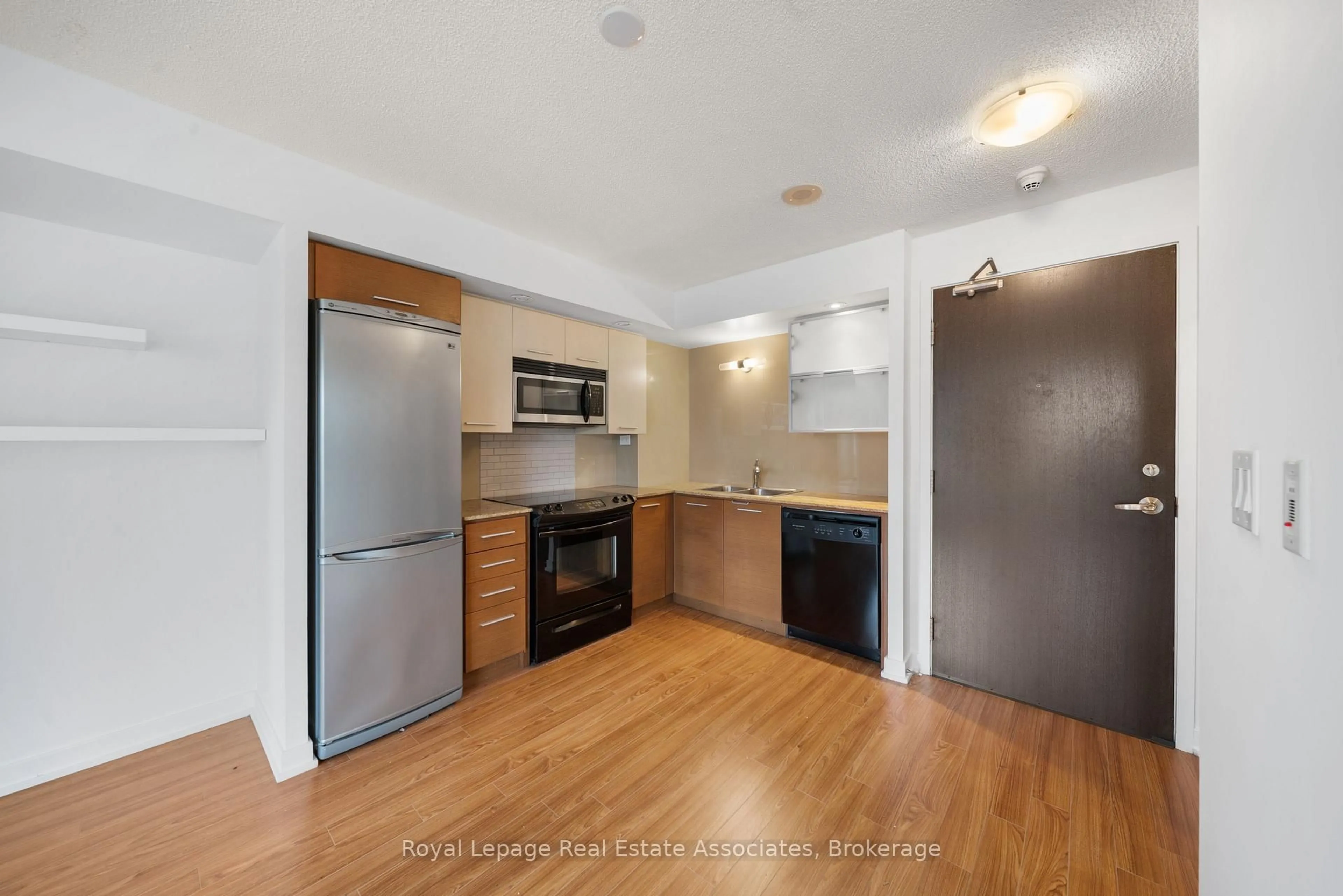 Standard kitchen, unknown for 8 Telegram Mews #518, Toronto Ontario M5V 3Z5