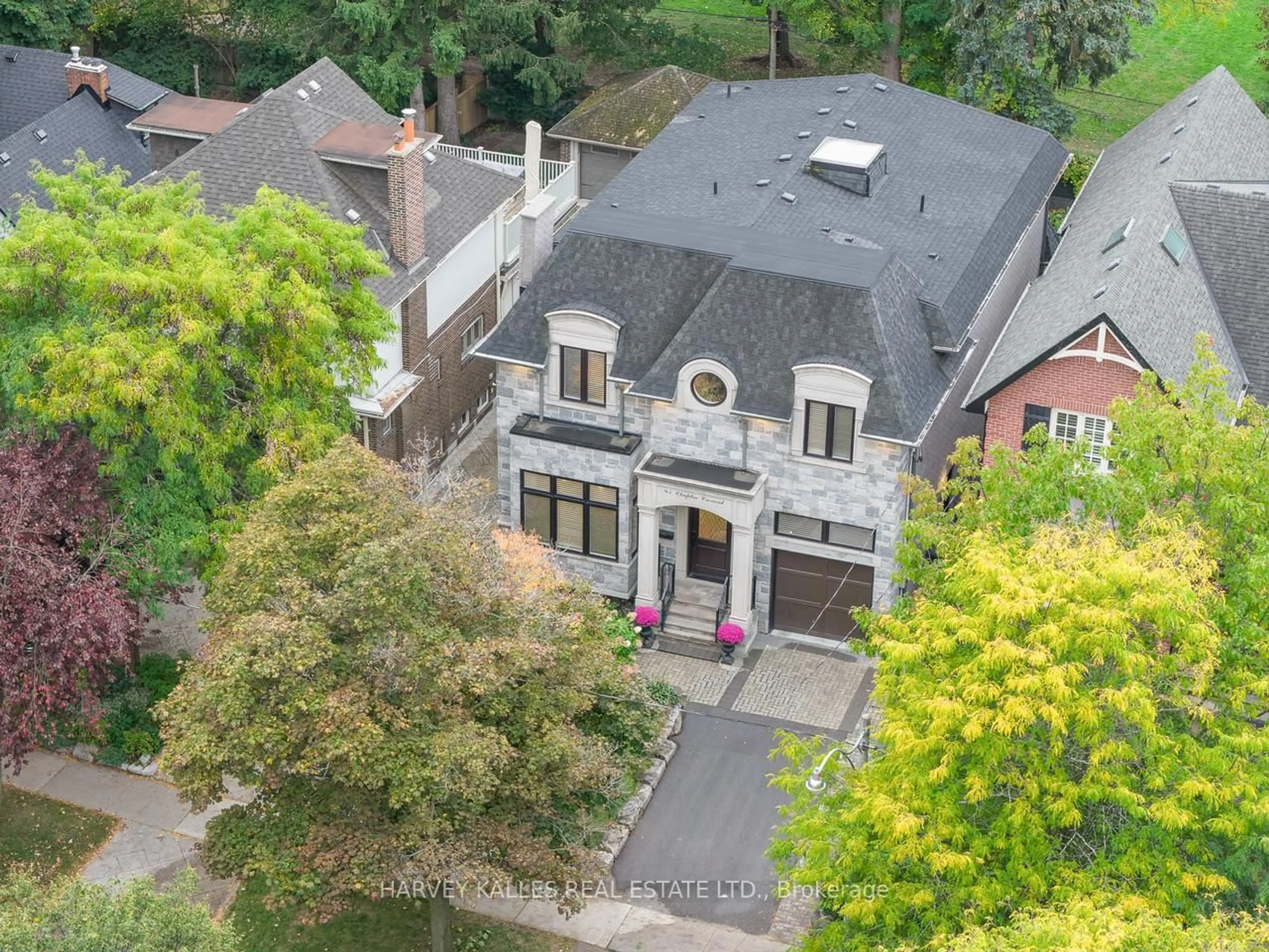 A pic from outside/outdoor area/front of a property/back of a property/a pic from drone, street for 85 Chaplin Cres, Toronto Ontario M5P 1A4
