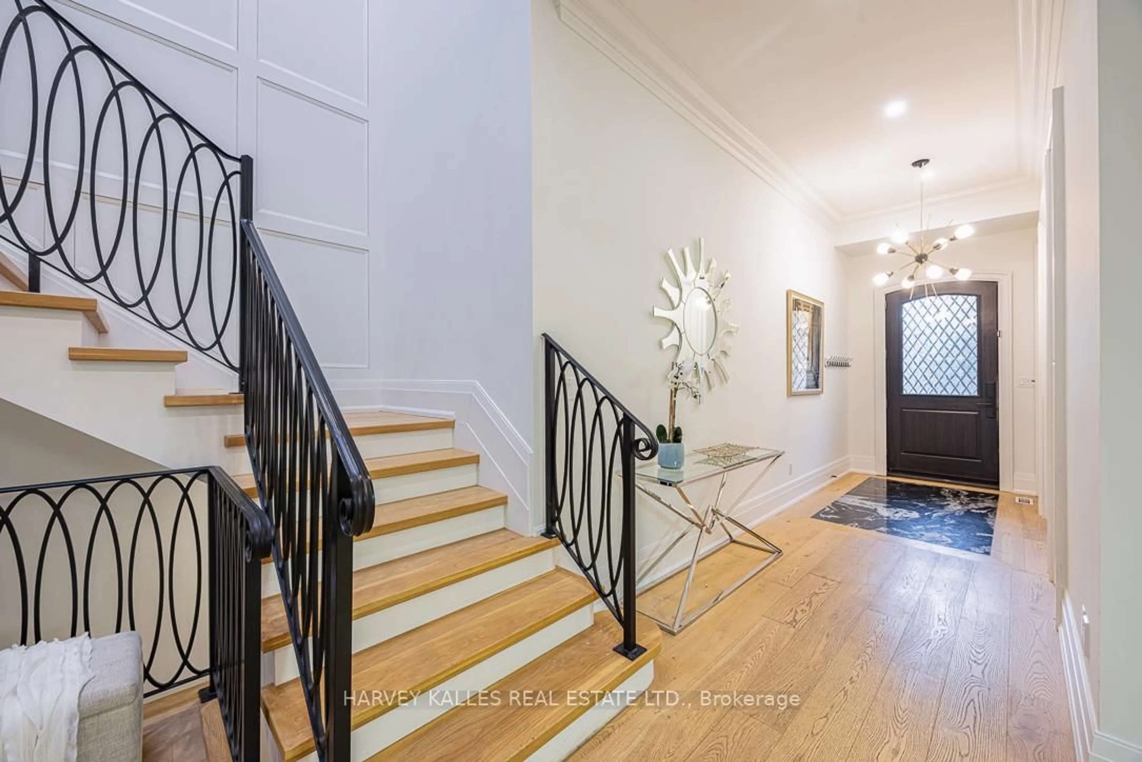 Indoor foyer for 85 Chaplin Cres, Toronto Ontario M5P 1A4