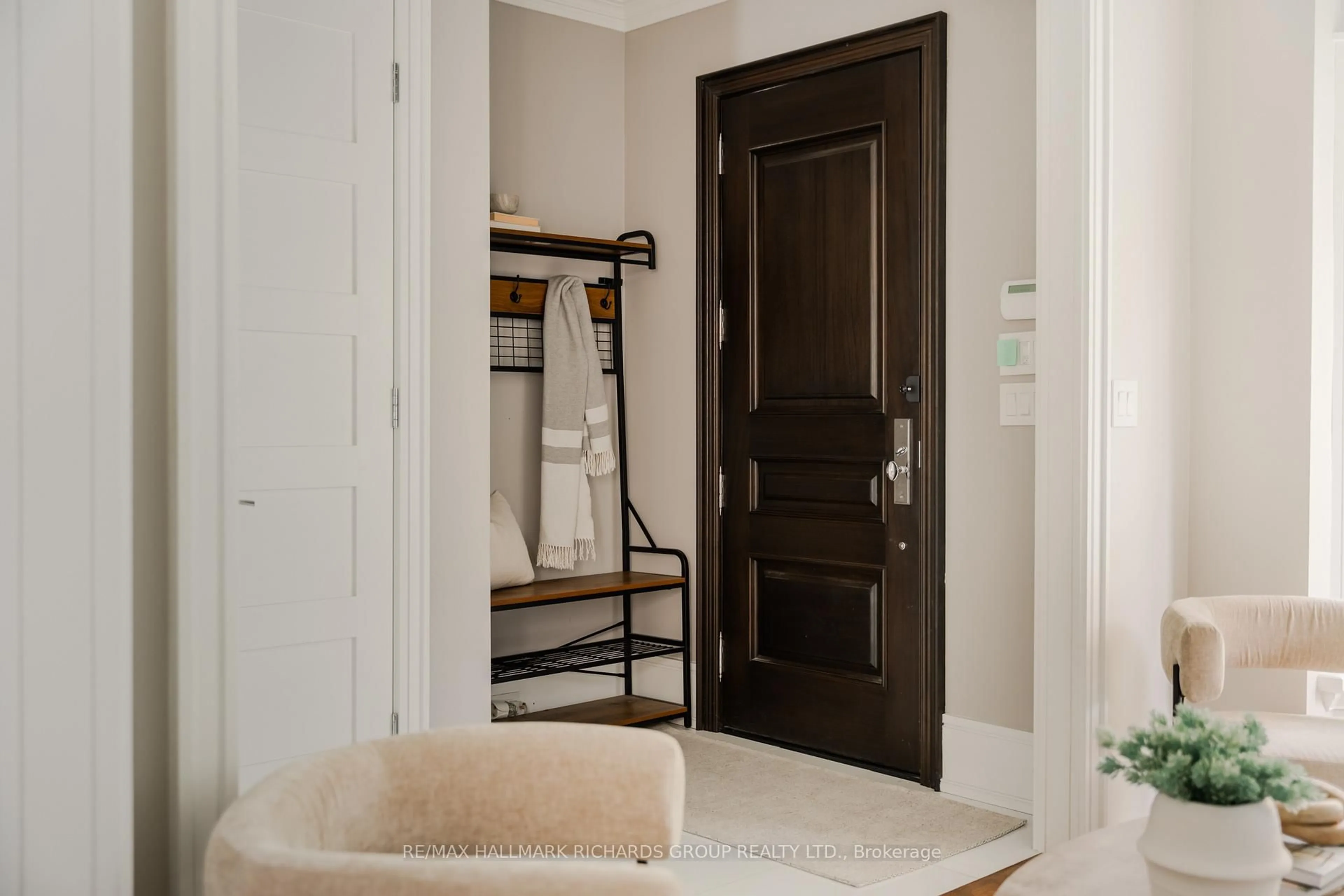 Indoor entryway for 77 Randolph Rd, Toronto Ontario M4G 3S1