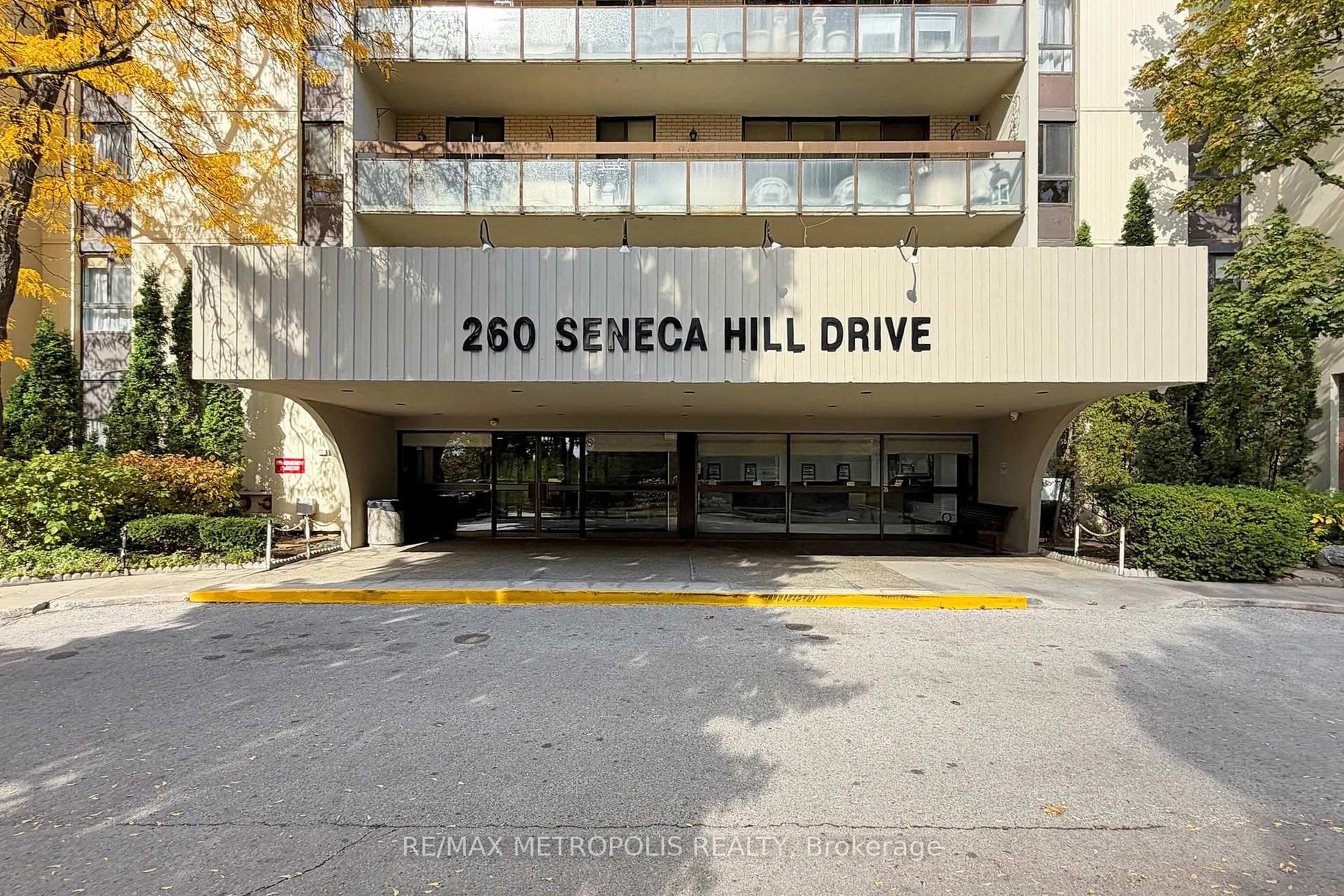 Indoor foyer for 260 Seneca Hill Dr #206, Toronto Ontario M2J 4S6