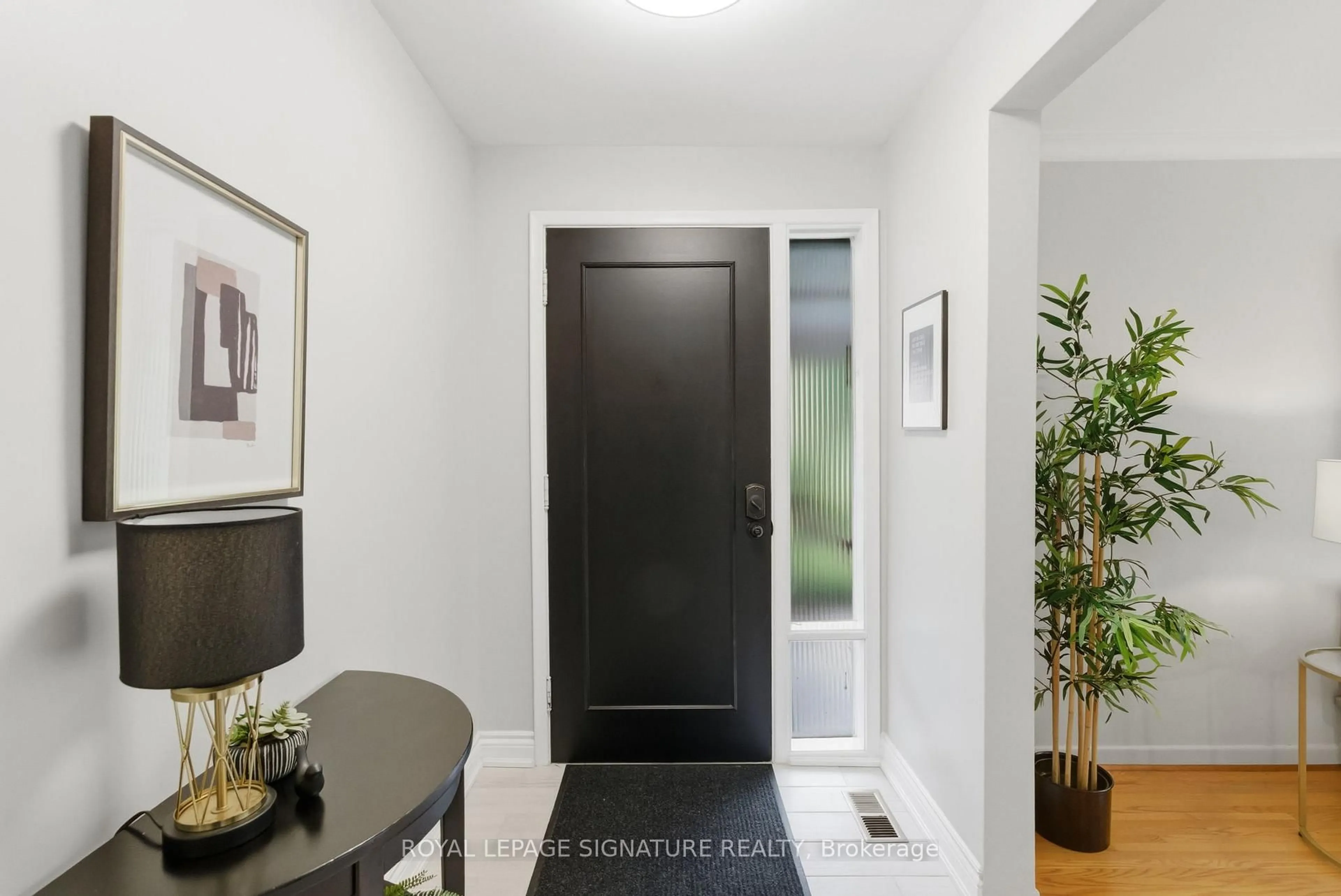 Indoor entryway for 26 Royal Doulton Dr, Toronto Ontario M3A 1N5