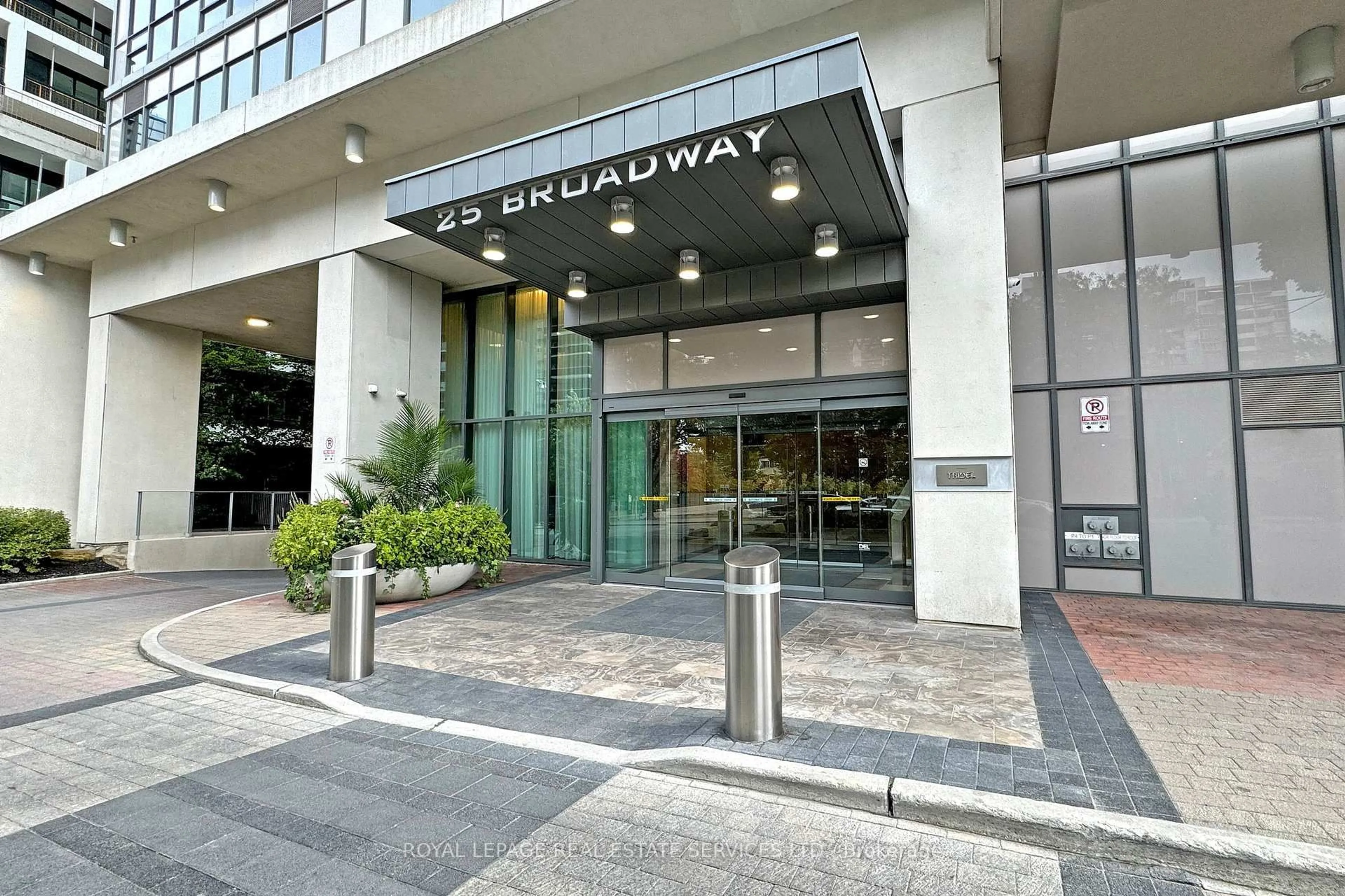 Indoor foyer for 25 Broadway Ave #1806, Toronto Ontario M4P 1T7
