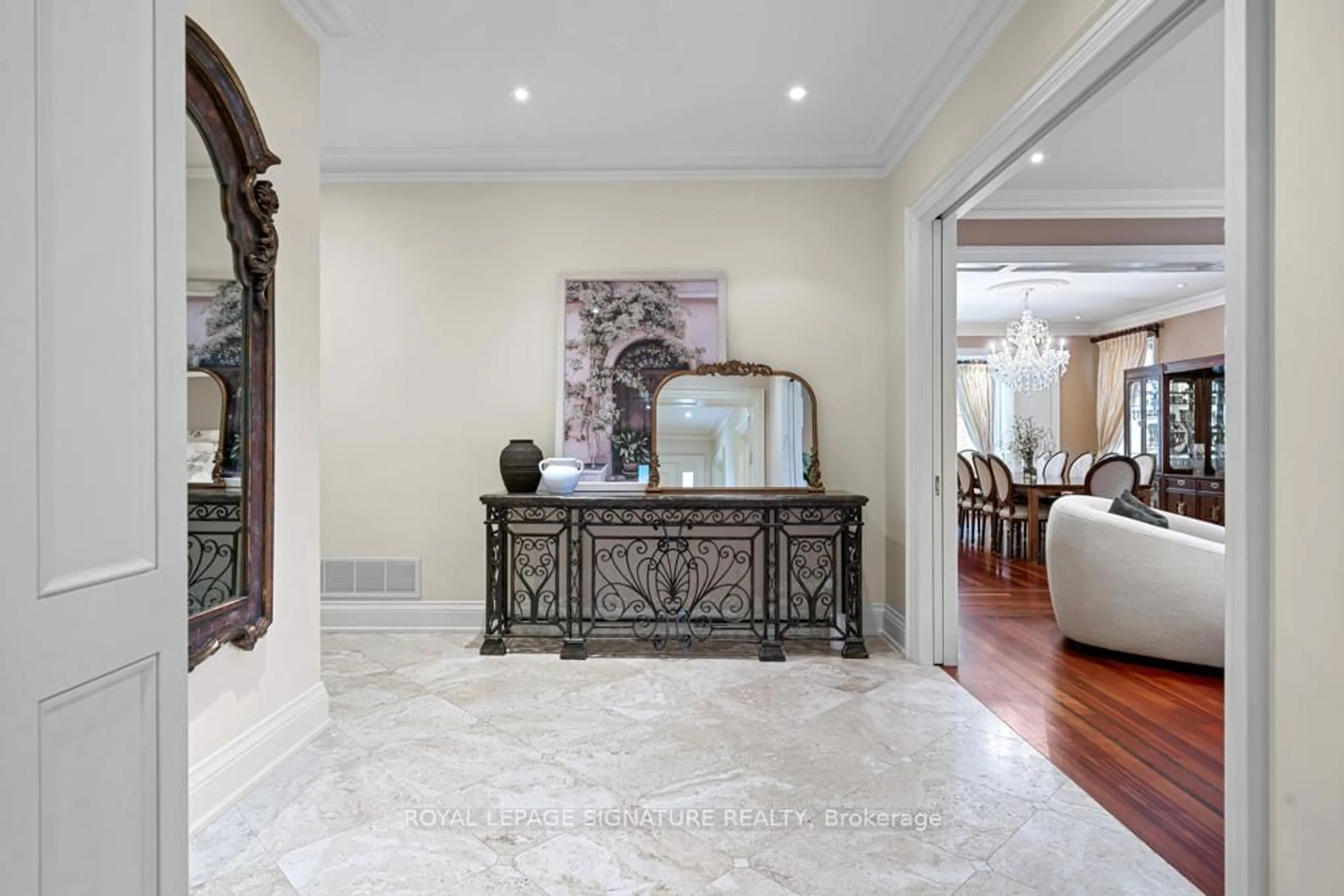 Indoor foyer for 428 Glengrove Ave, Toronto Ontario M5N 1X2