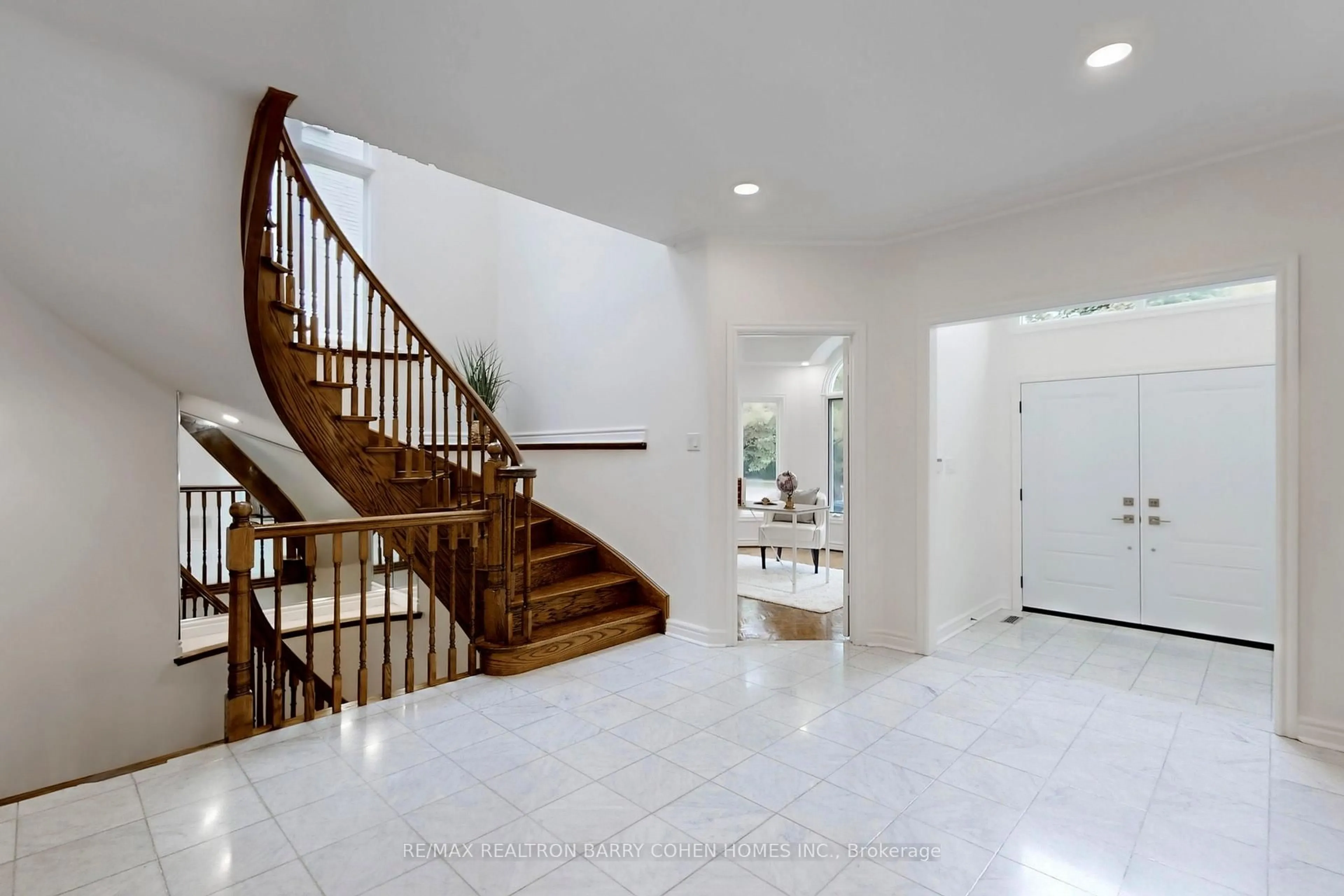 Indoor foyer for 12 Larkfield Dr, Toronto Ontario M3B 2H1