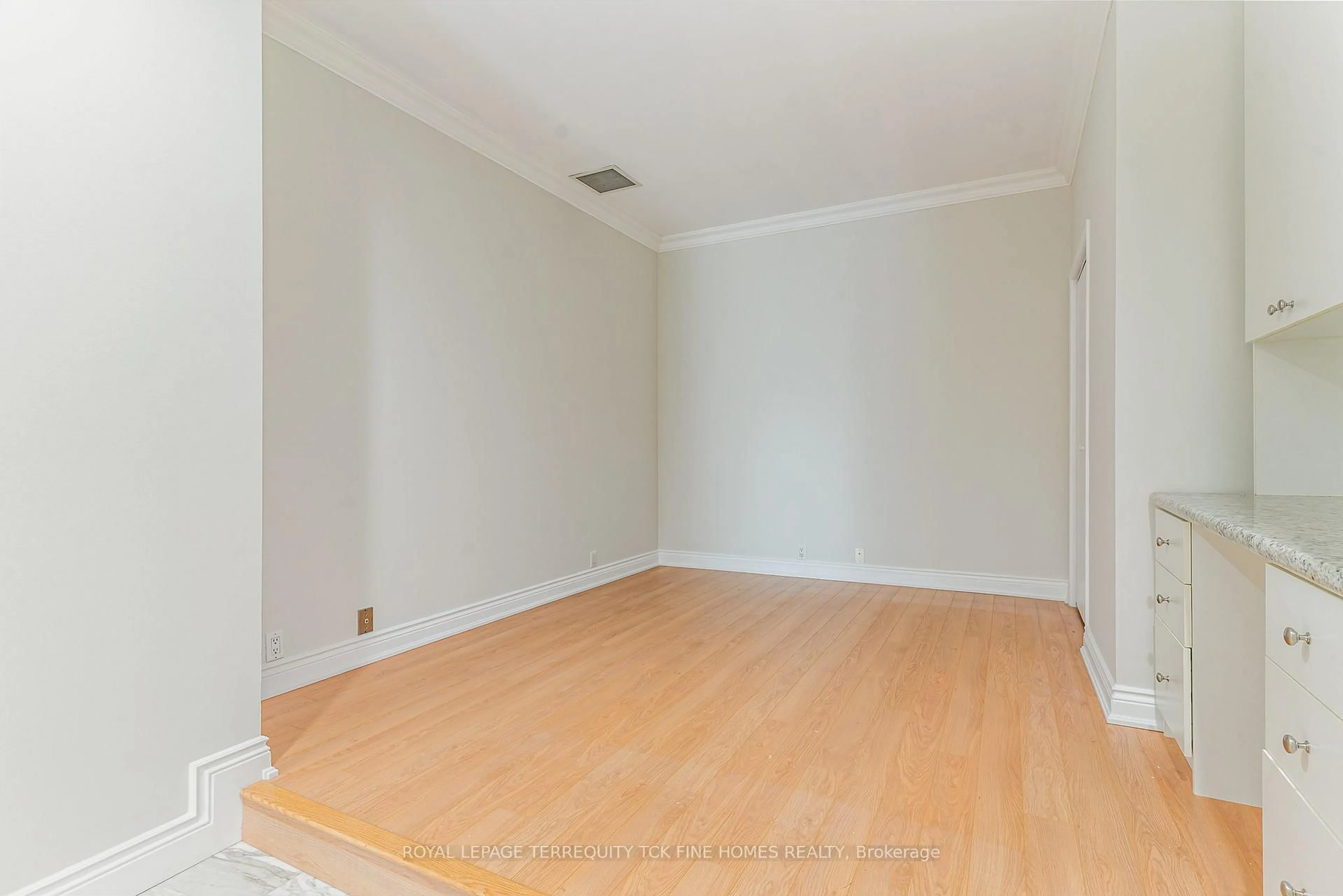 A pic of a room for 7 King St #2105, Toronto Ontario M5C 3C5