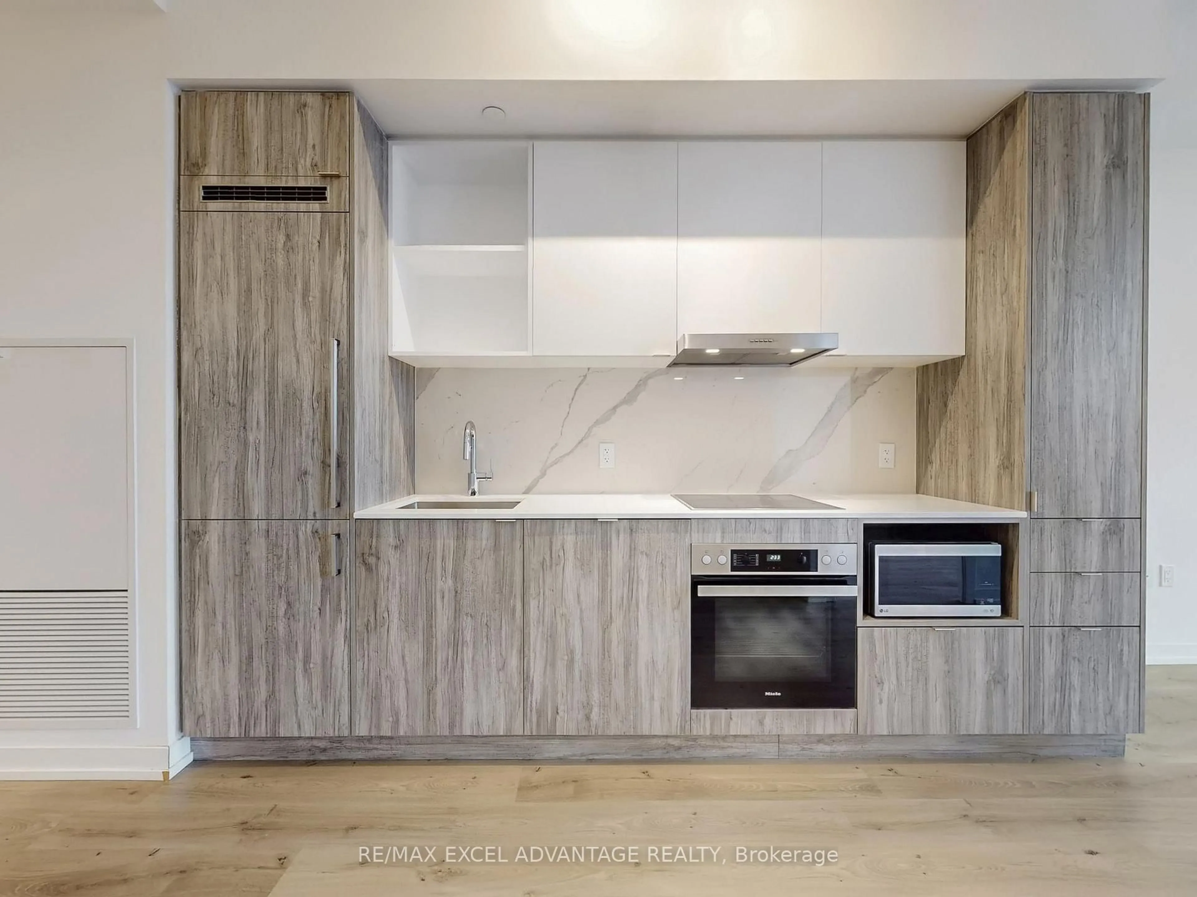 Standard kitchen, wood/laminate floor for 138 Downes St #6901, Toronto Ontario M5E 0E4