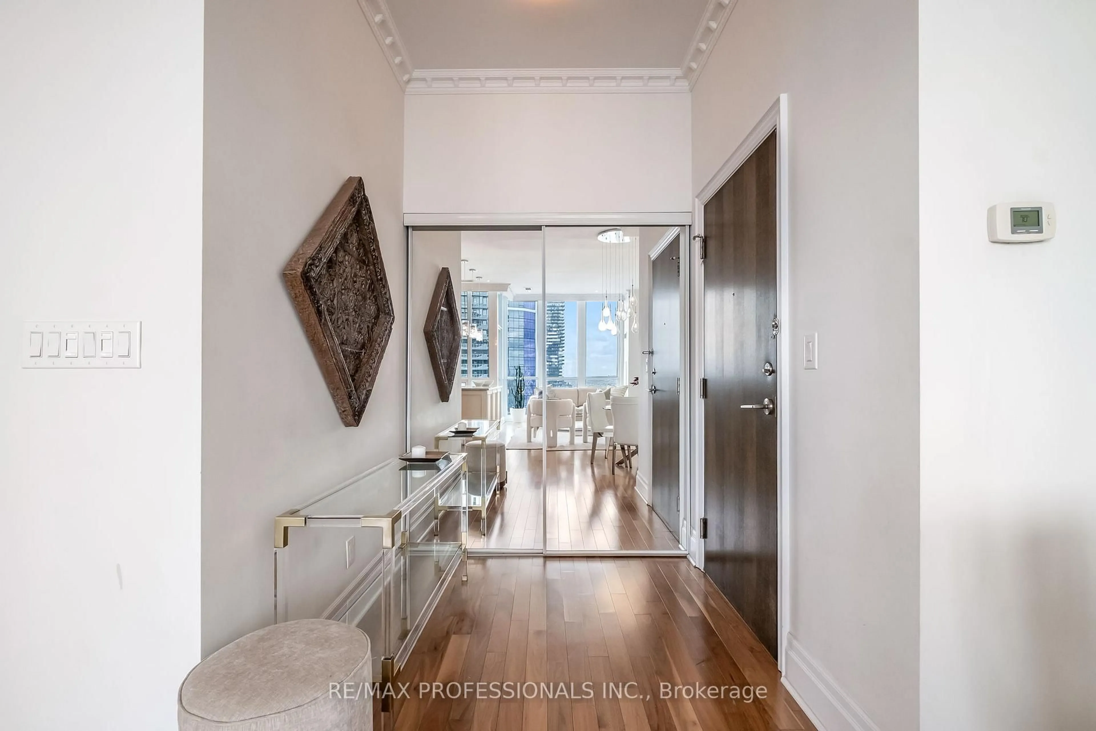 Indoor entryway for 16 Harbour St #5304, Toronto Ontario M5J 2Z7
