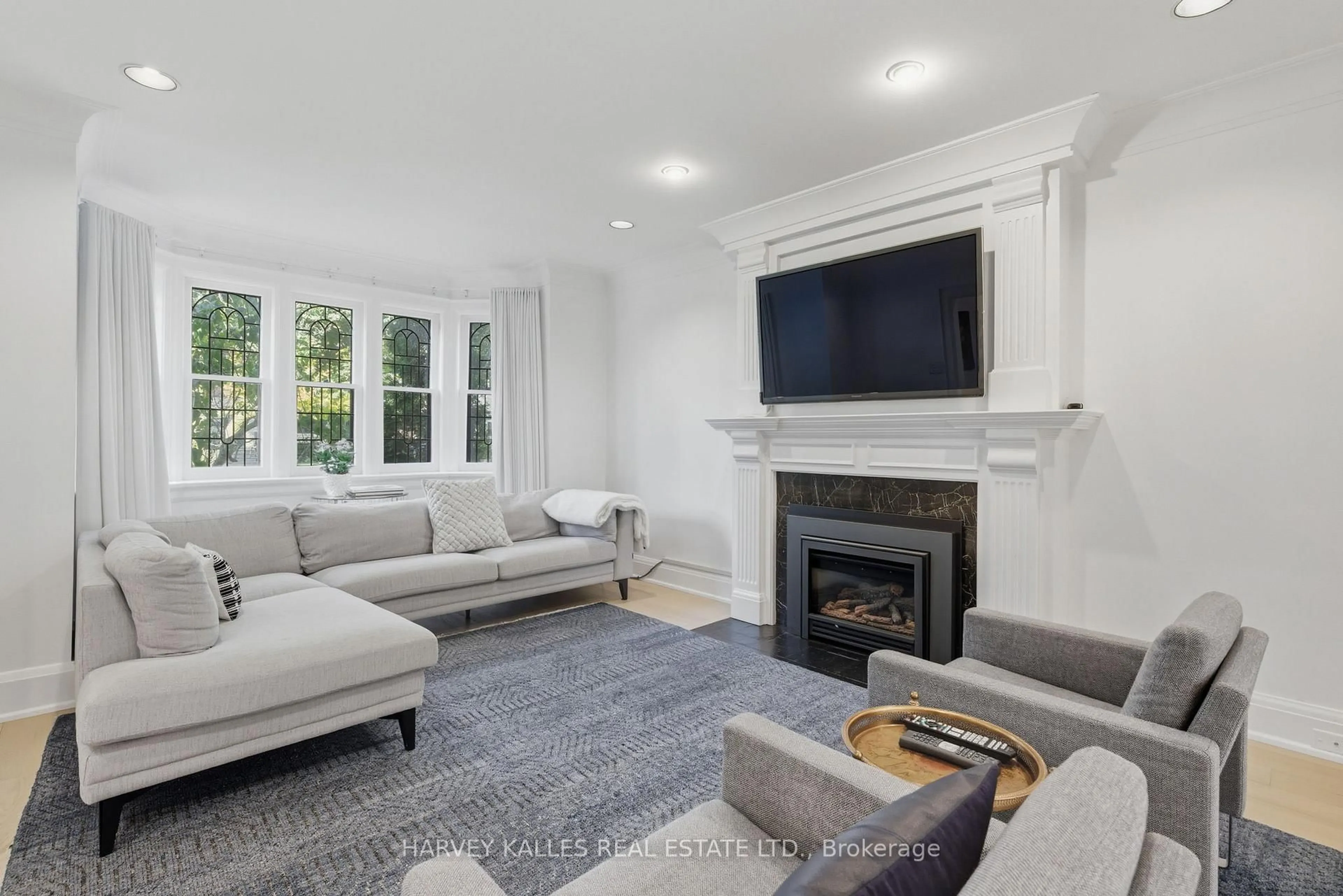Living room with furniture, unknown for 29 Glenarden Rd, Toronto Ontario M6C 3K3