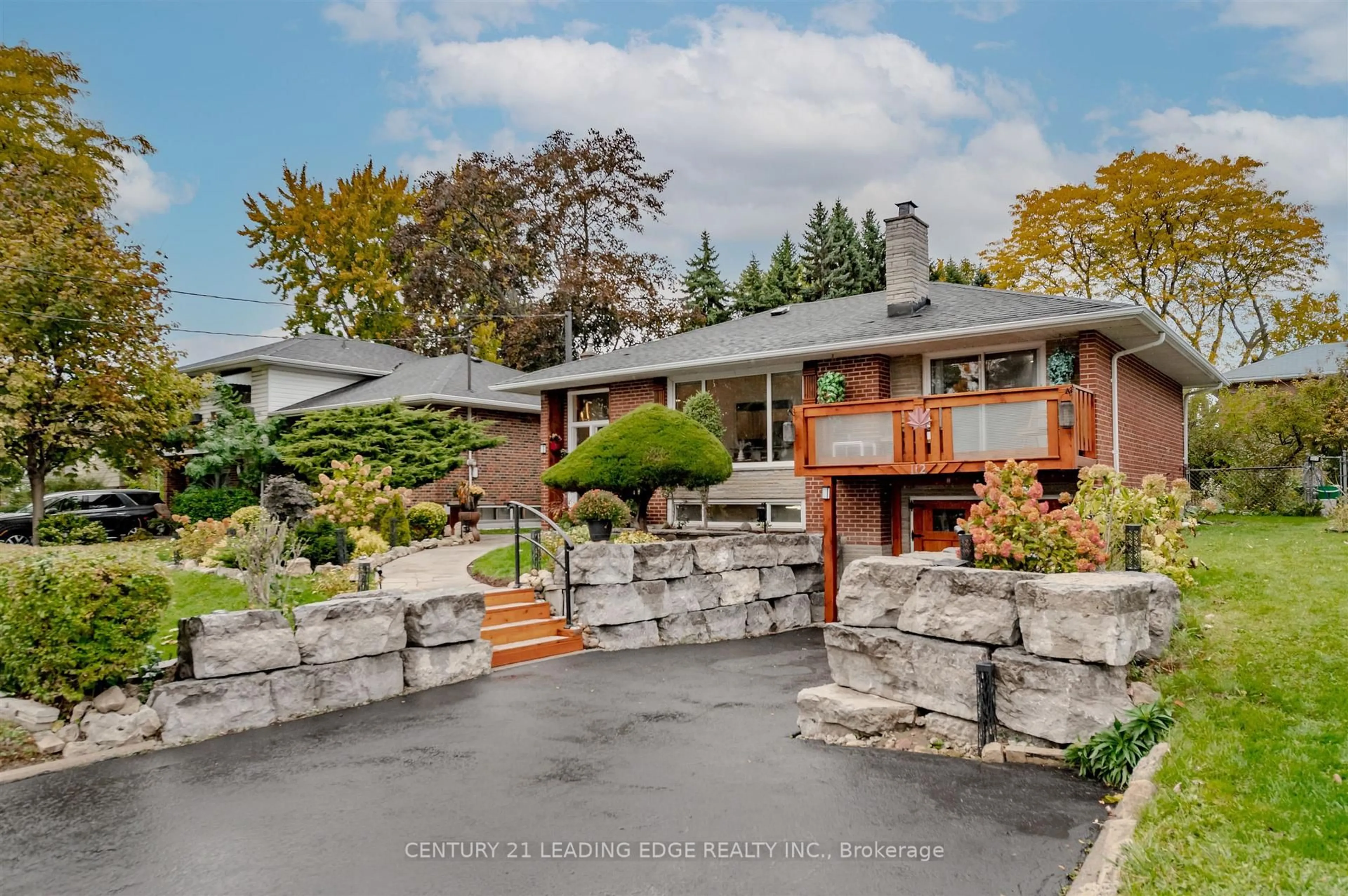 A pic from outside/outdoor area/front of a property/back of a property/a pic from drone, street for 112 Wyndcliff Cres, Toronto Ontario M4A 2K3