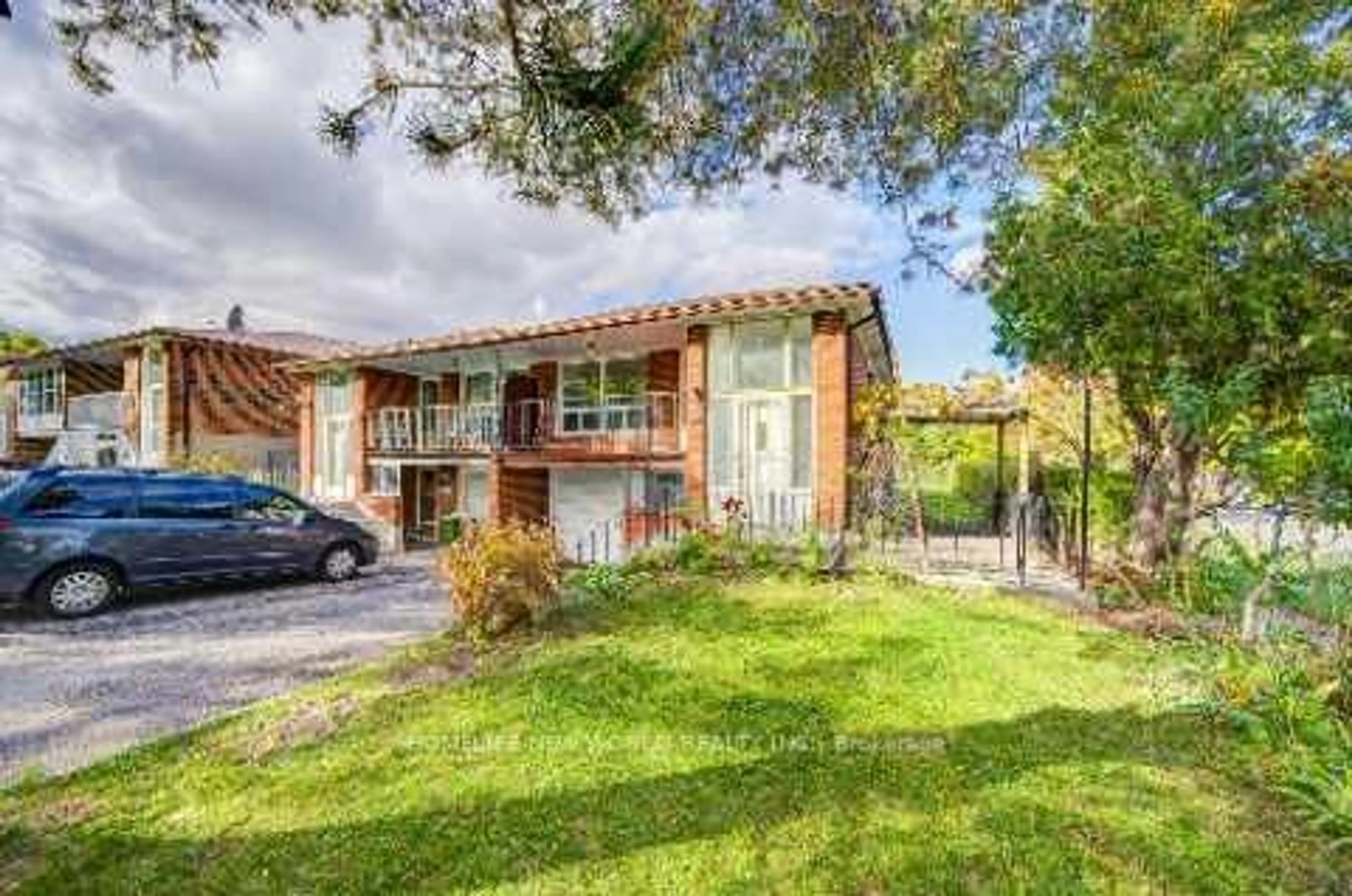 A pic from outside/outdoor area/front of a property/back of a property/a pic from drone, street for 86 Tuscarora Dr, Toronto Ontario M2H 2K3