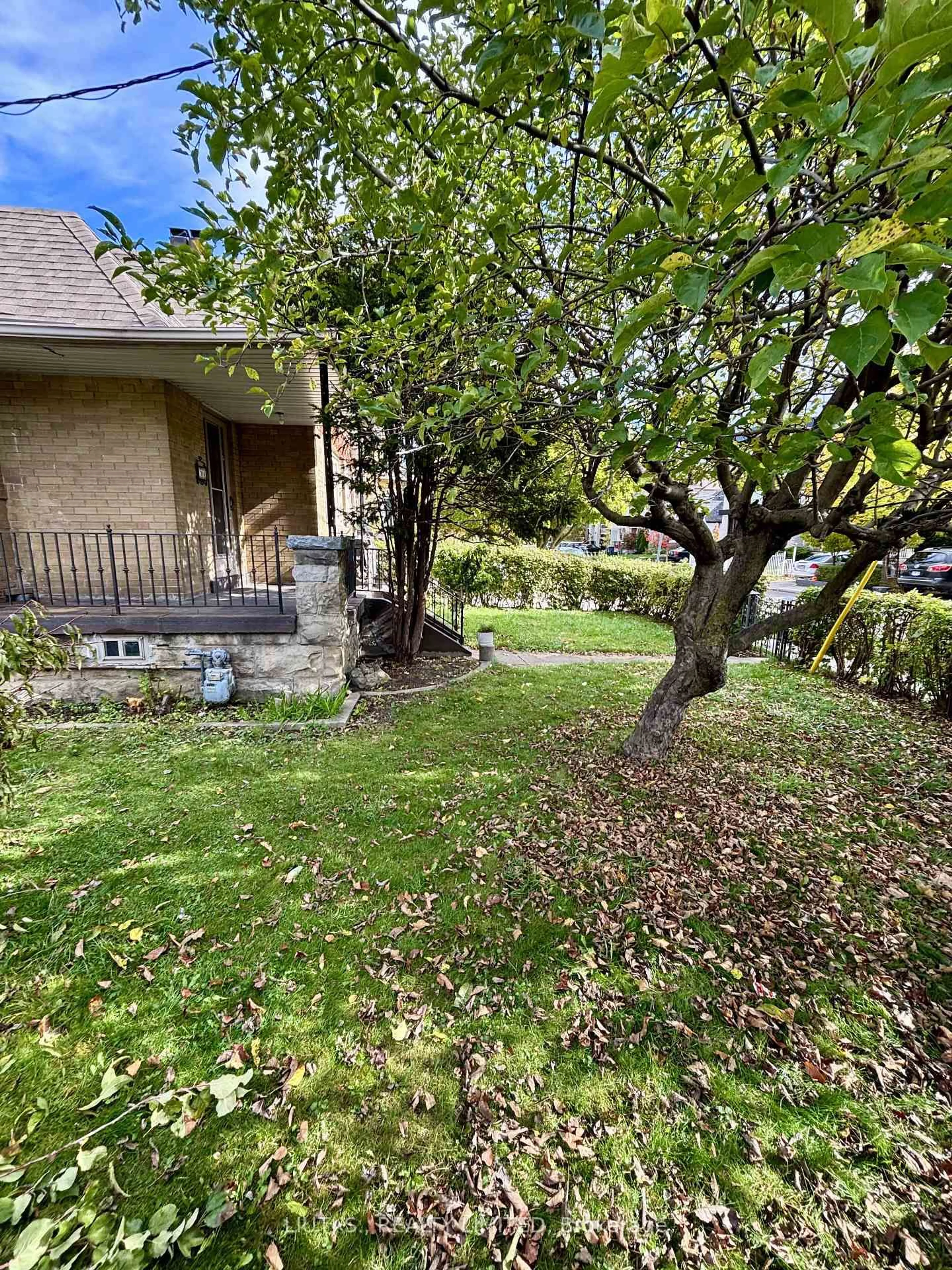 A pic from outside/outdoor area/front of a property/back of a property/a pic from drone, street for 50 Gloucester Grve, Toronto Ontario M6C 2A1