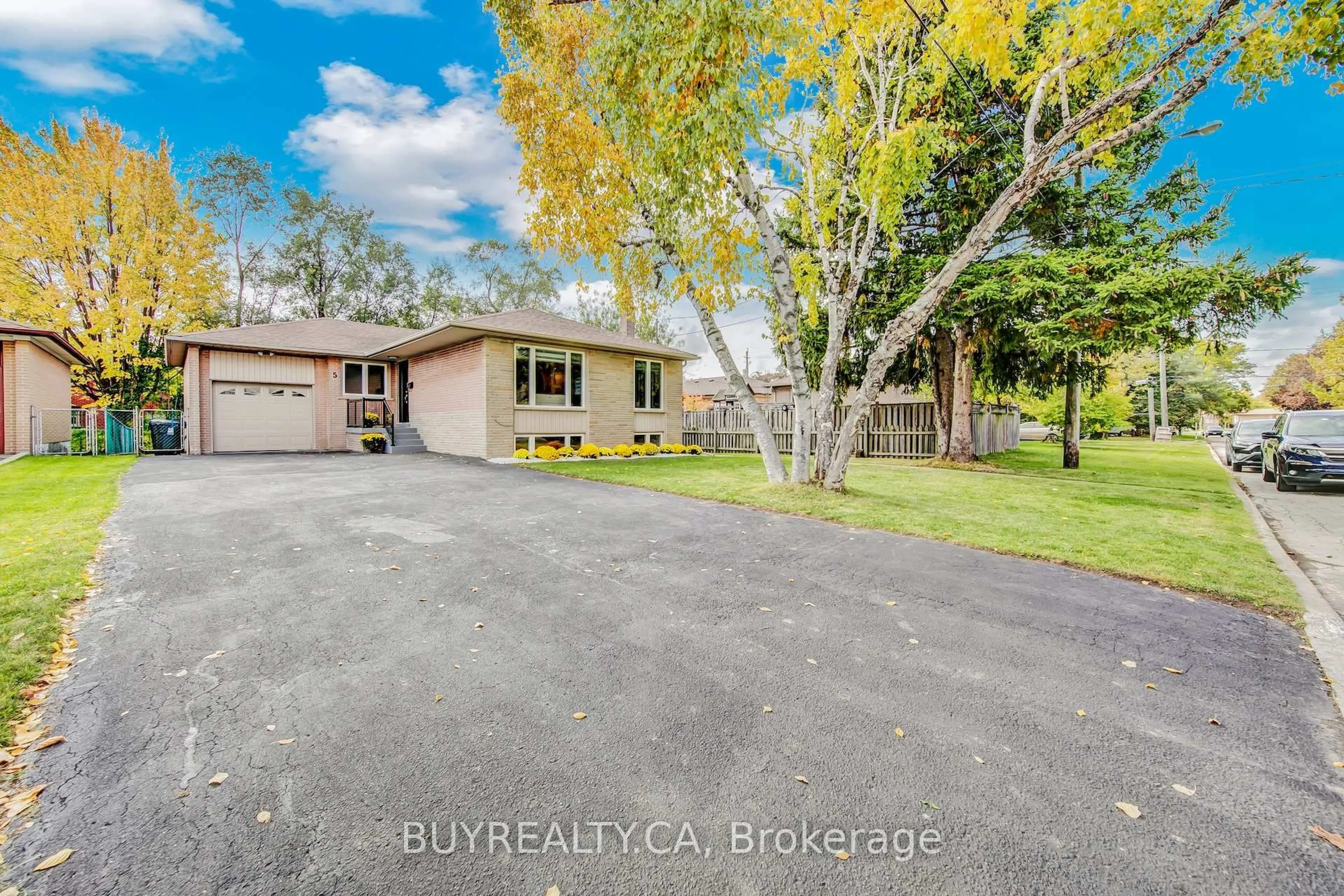 A pic from outside/outdoor area/front of a property/back of a property/a pic from drone, water/lake/river/ocean view for 5 Baintree St, Toronto Ontario M3H 3X4