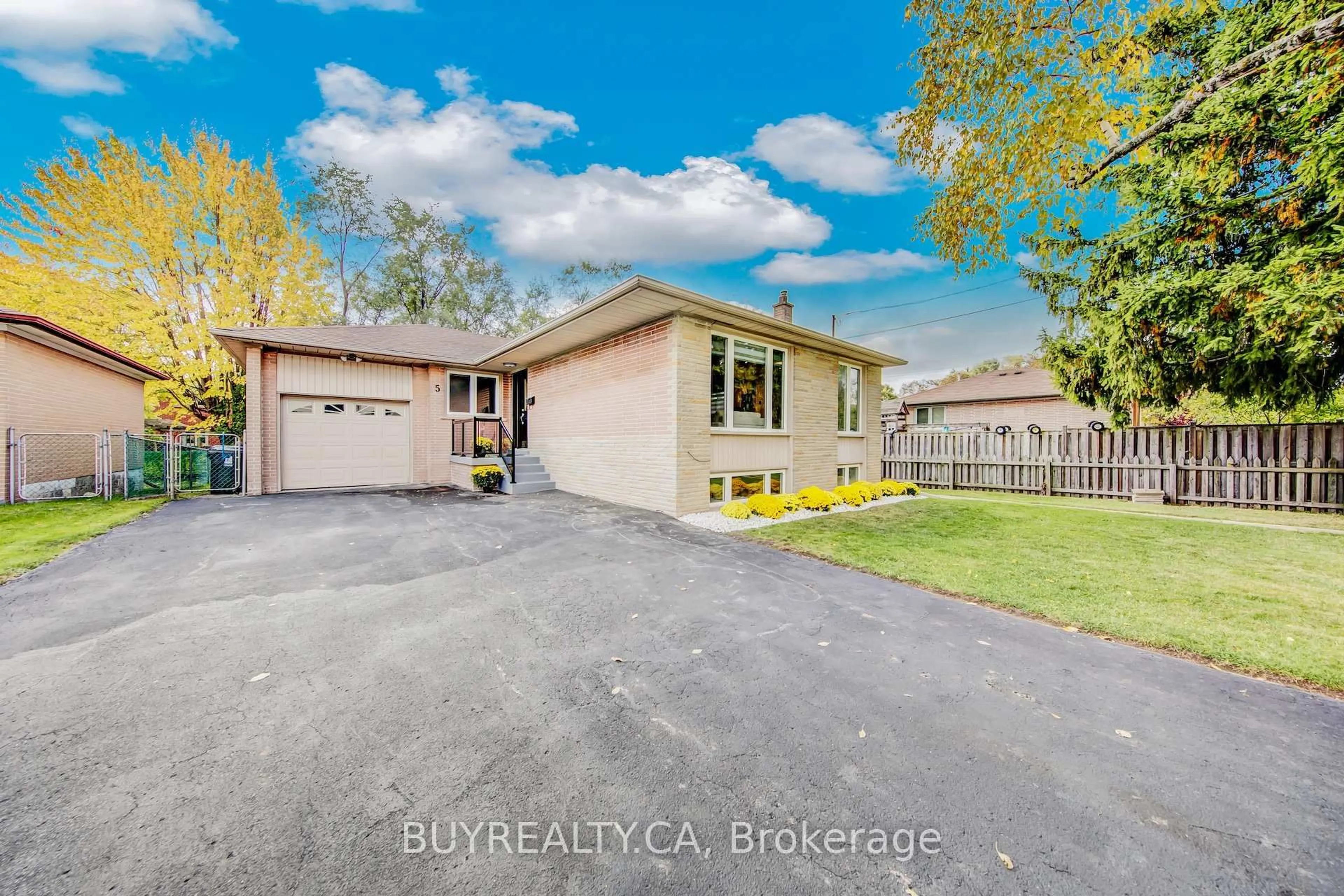A pic from outside/outdoor area/front of a property/back of a property/a pic from drone, unknown for 5 Baintree St, Toronto Ontario M3H 3X4