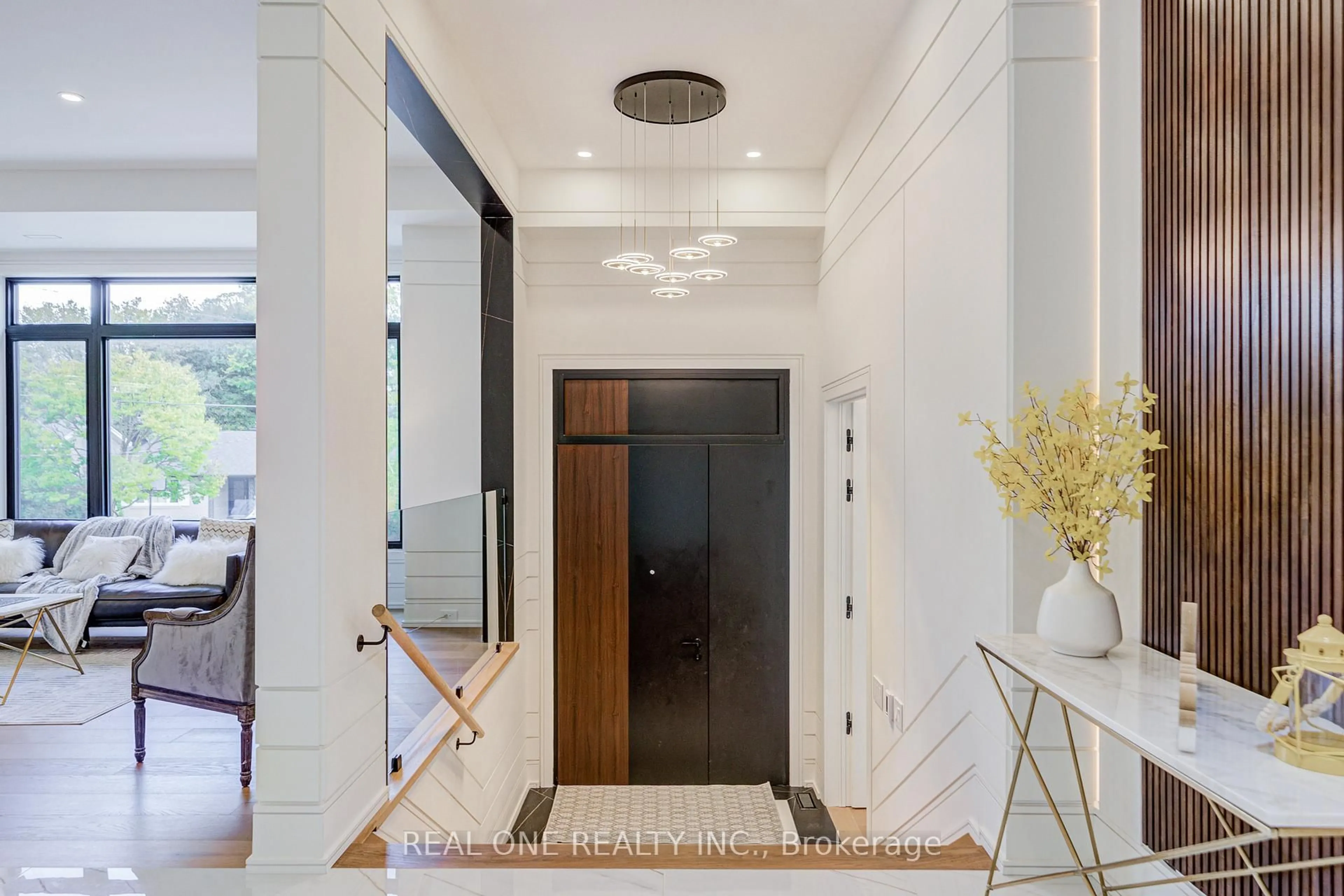 Indoor entryway for 58 Sumner Heights Dr, Toronto Ontario M2K 1Y4